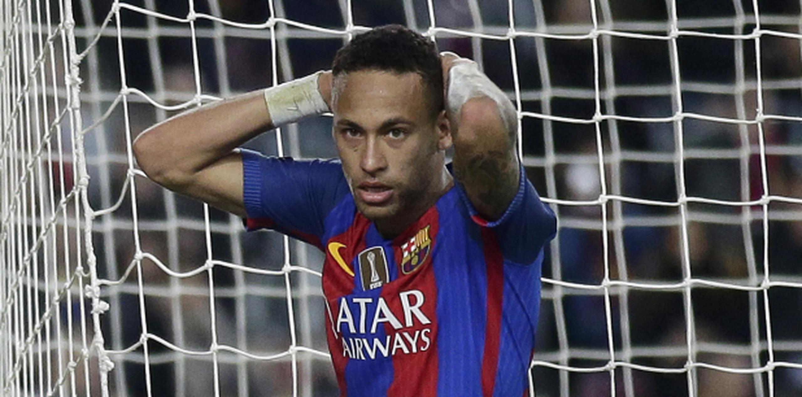 Neymar podría ser sentenciado a dos años de prisión y una multa de casi 10 millones de dólares, aunque es improbable que vaya a la cárcel porque no tiene antecedentes penales. (Archivo)