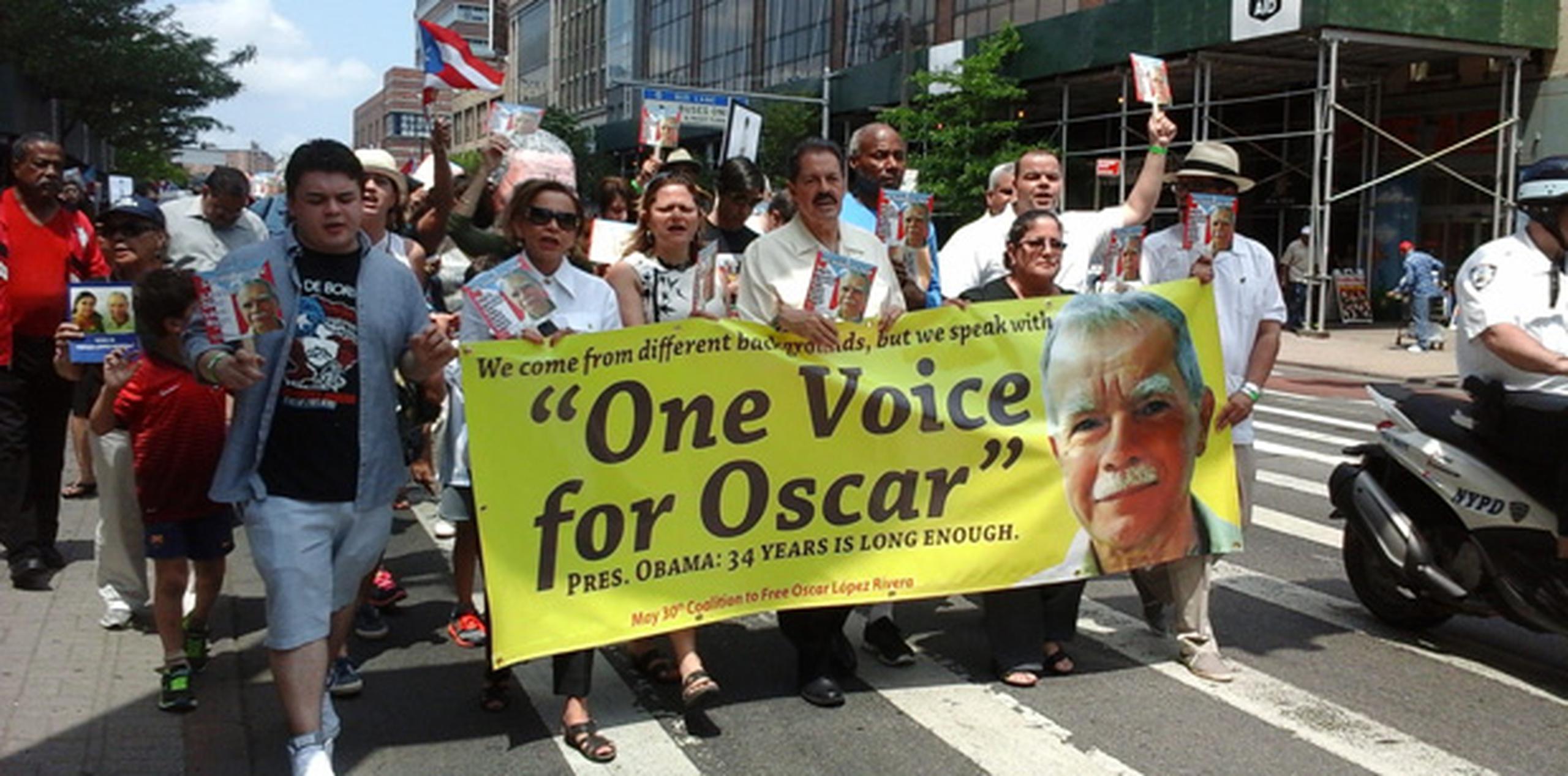 La manifestación por las calles de Nueva York busca presionar a Obama para que otorgue la clemencia que se le pidió en 2011 en favor de López Rivera, de 72 años.  (EFE)