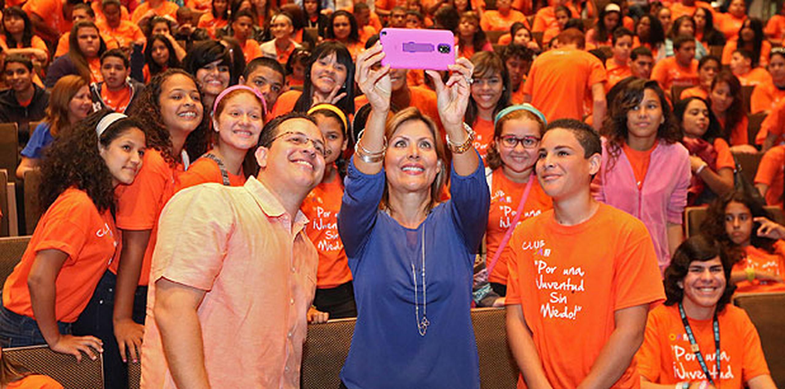La primera dama se tomó un selfie con los estudiantes. (Suministrada)