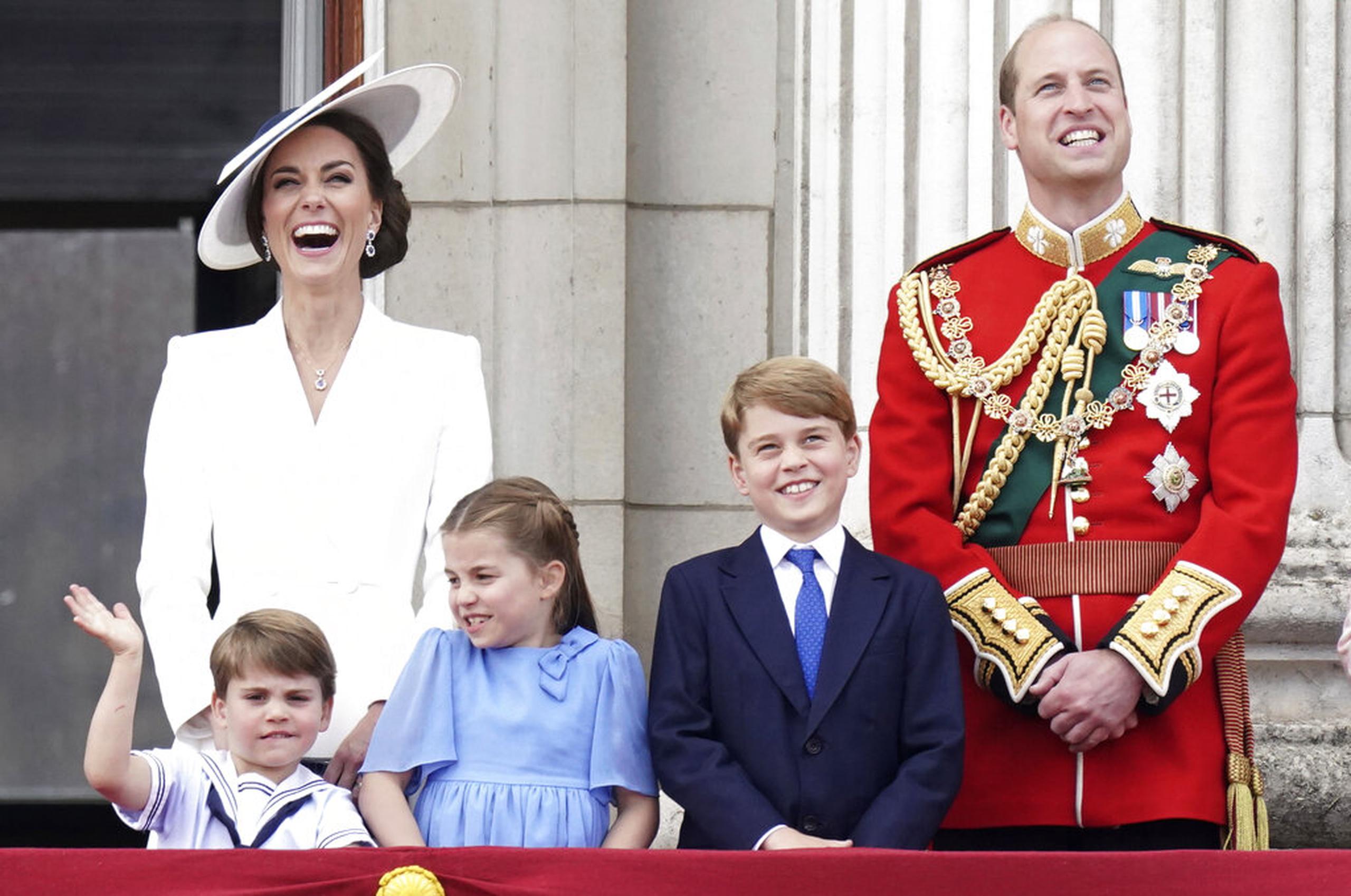 Kate Middleton, la duquesa de Cambridge, el príncipe Louis, la princesa Charlotte, el príncipe George y el príncipe William.