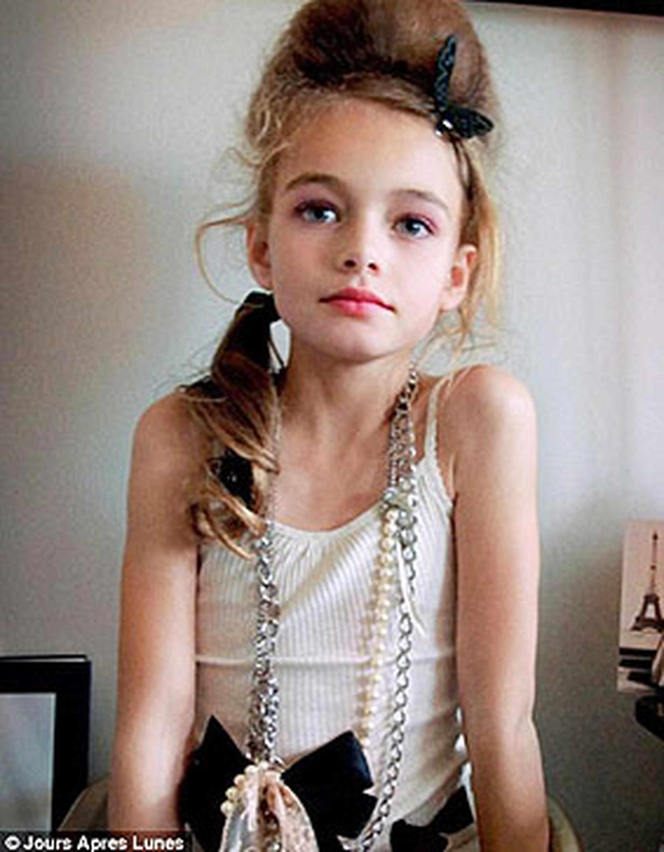 En las fotos de la promoción de la línea francesa se ven a las niñas, que no sobrepasan los 8 años de edad, maquilladas y peinadas como experimentadas modelos.  (Jours Après Lunes)