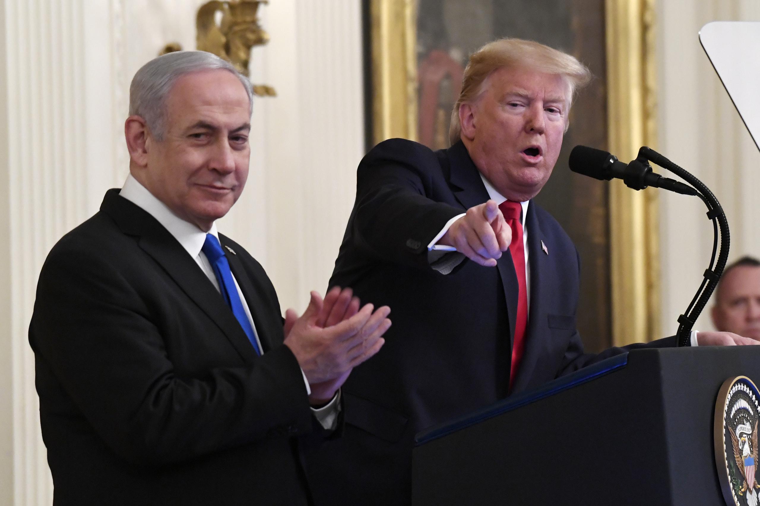 El presidente estadounidense Donald Trump reveló su plan acompañado del primer ministro israelí Benjamin Netanyahu en la Casa Blanca.  (AP Photo/Susan Walsh)