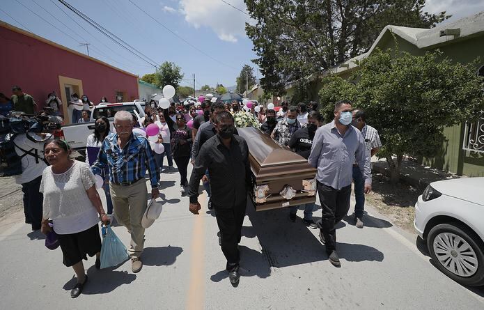 Familiares y amigos asisten al funeral de Debanhi Escobar hoy, en el panteón La Laguna, en el municipio de Galeana, estado de Nuevo León.