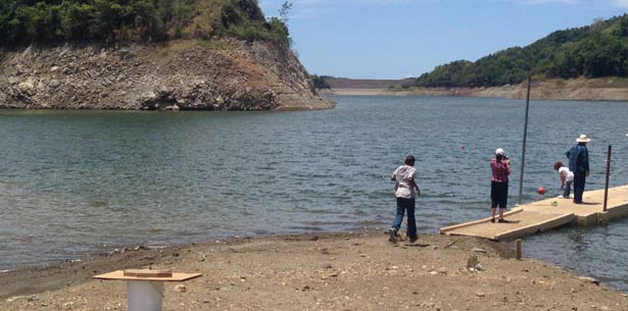 Visitantes del hermoso lago, a cargo del DRNA, se sorprendieron al ver cómo desciende el nivel del agua. (darisabel.texidor@primerahora.com)