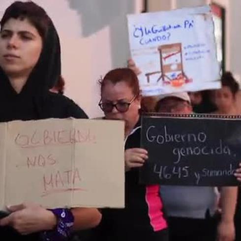 Manifestantes reclaman a Wanda Vázquez por suministros "escondidos"