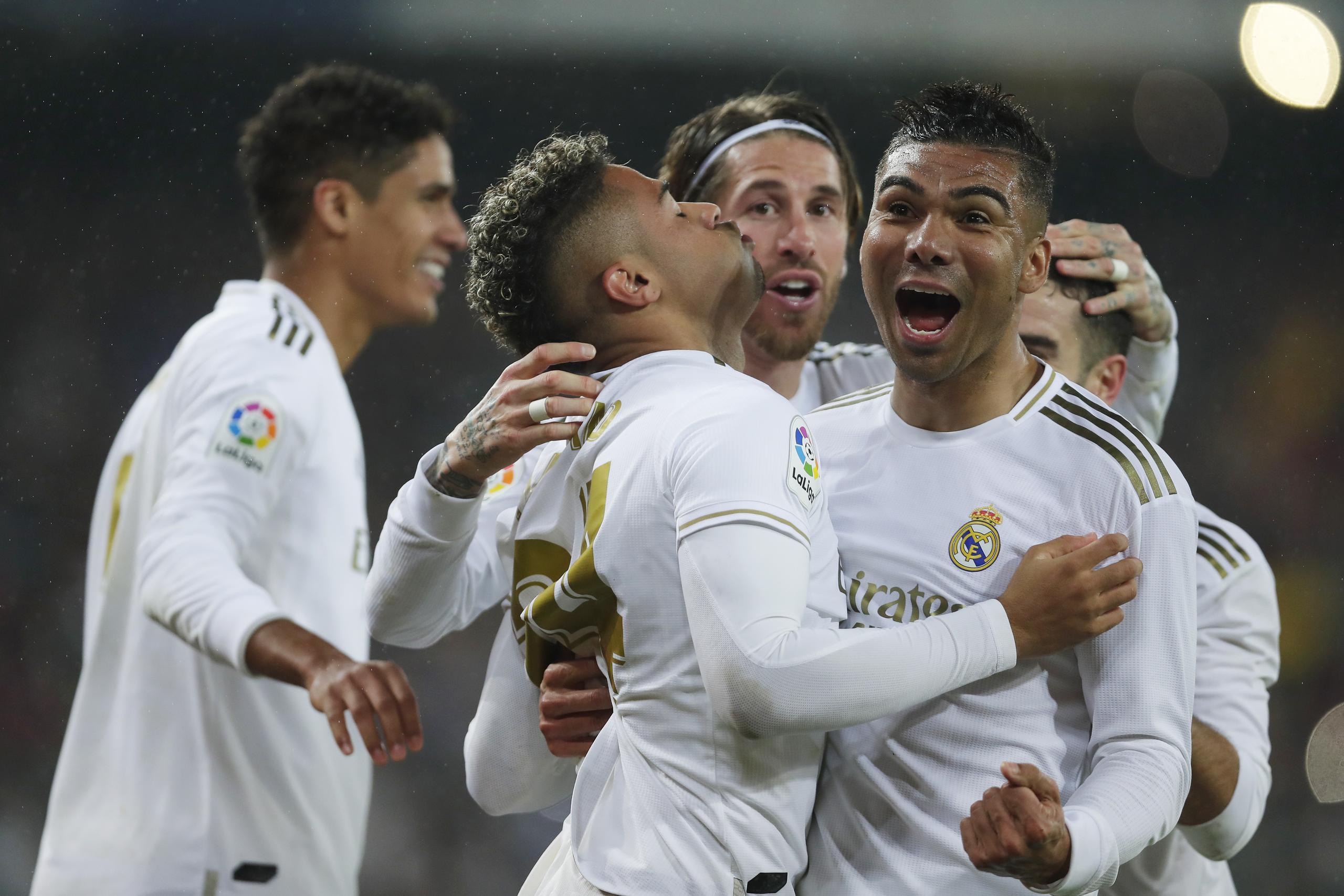 Mariano Díaz, centro a la izquierda, festeja con sus compañeros luego de anotar el segundo gol del Real Madrid en la victoria sobre el Barcelona en el clásico de La Liga.