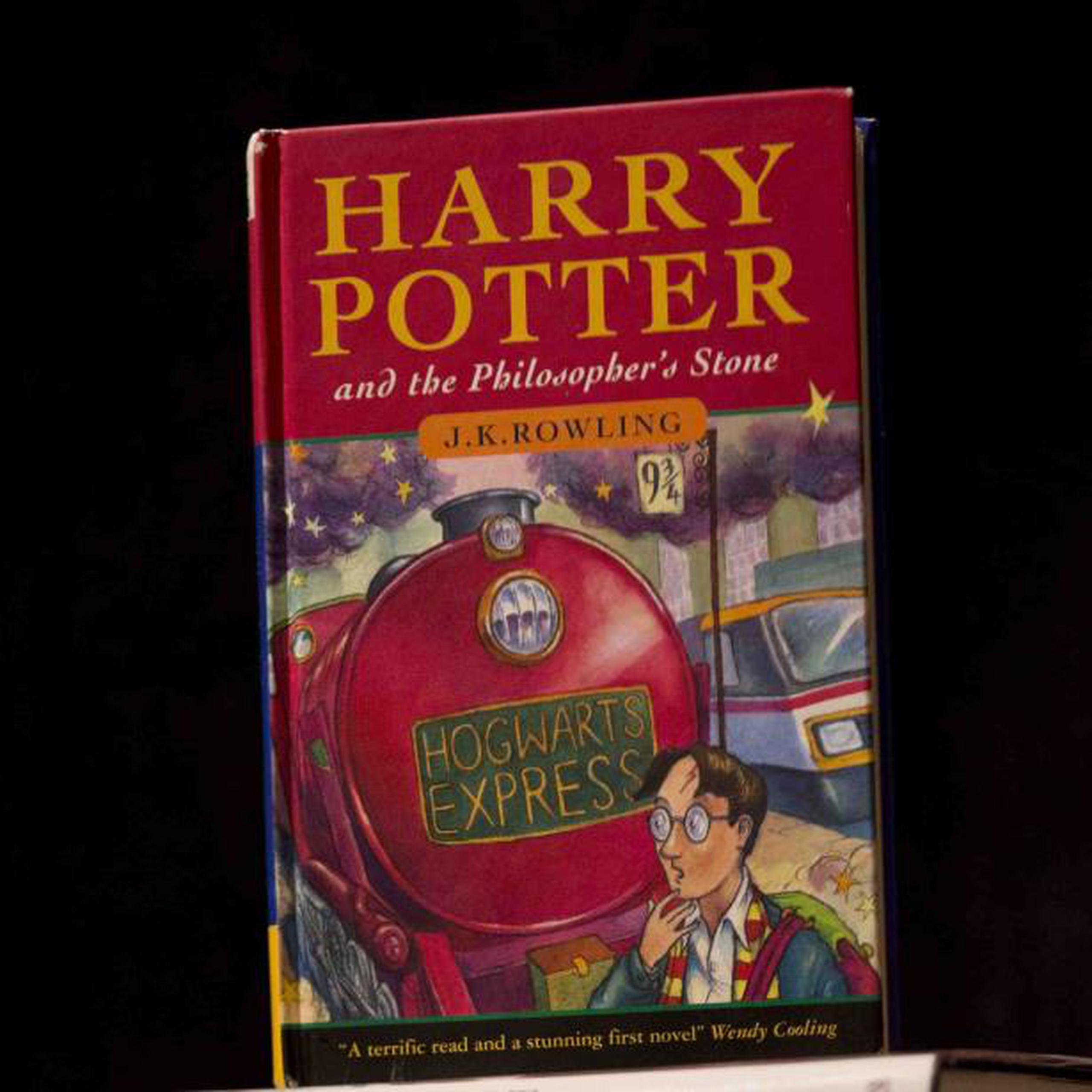 El primer libro, Harry Potter y la piedra filosofal, fue publicado en el 1997. (AP)