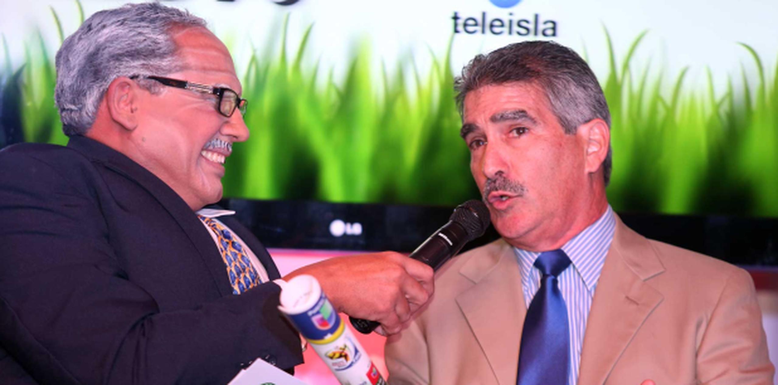 El personaje Elliot Castrado, interpretado por el comediante Herbert Cruz, entrevista al vicepresidente y director de ventas de Univision, Carlos Pagán. (david.villafane@gfrmedia.com)