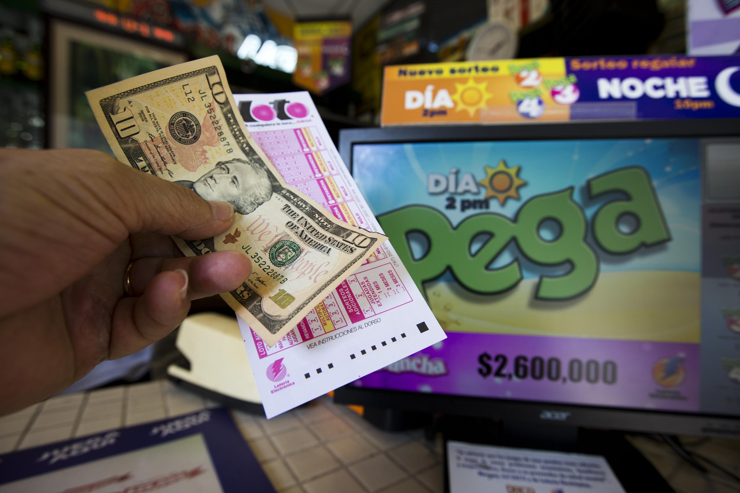 El secretario auxiliar del Negociado de las Loterías informó que los dos boletos ganadores de la suma de $350,000 del sorteo del pasado miércoles tenían varias de éstas. (Archivo)