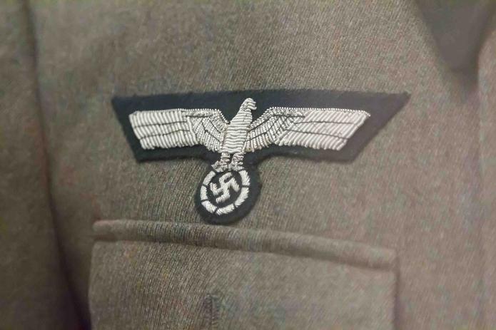 En la fotografía publicada por el Ejército alemán se podía apreciar objetos distintivos nazis en la prenda.  (Shutterstock)