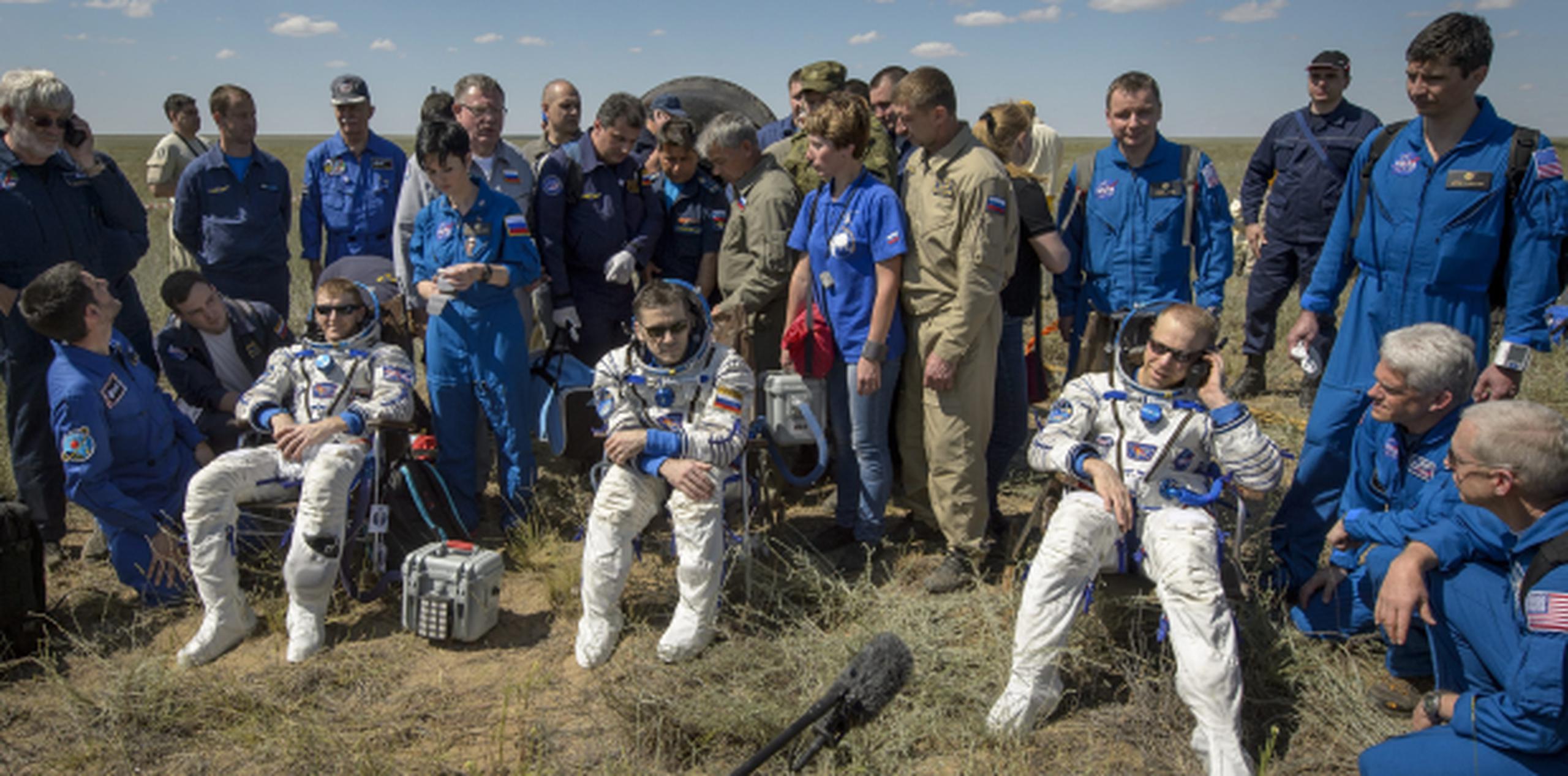 Los astronautas a su llegada. (Agencia EFE)