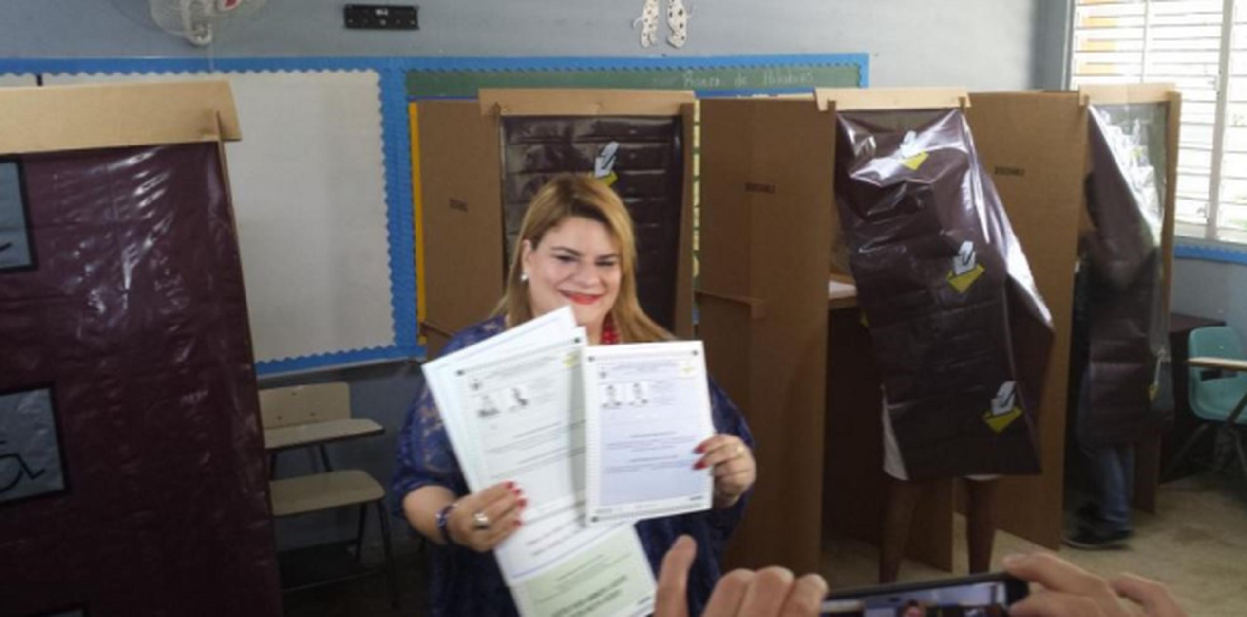 González enseña las papeletas luego de votar. (Liz Sanda Santiago)