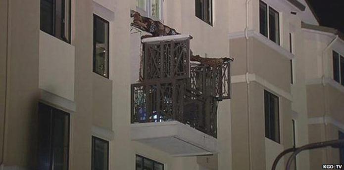 La policía recibió un aviso poco antes de la 1 de la mañana local, y al arribar los agentes hallaron que un balcón en el cuarto piso del edificio en la calle Kittredge se había colapsado. (YouTube)