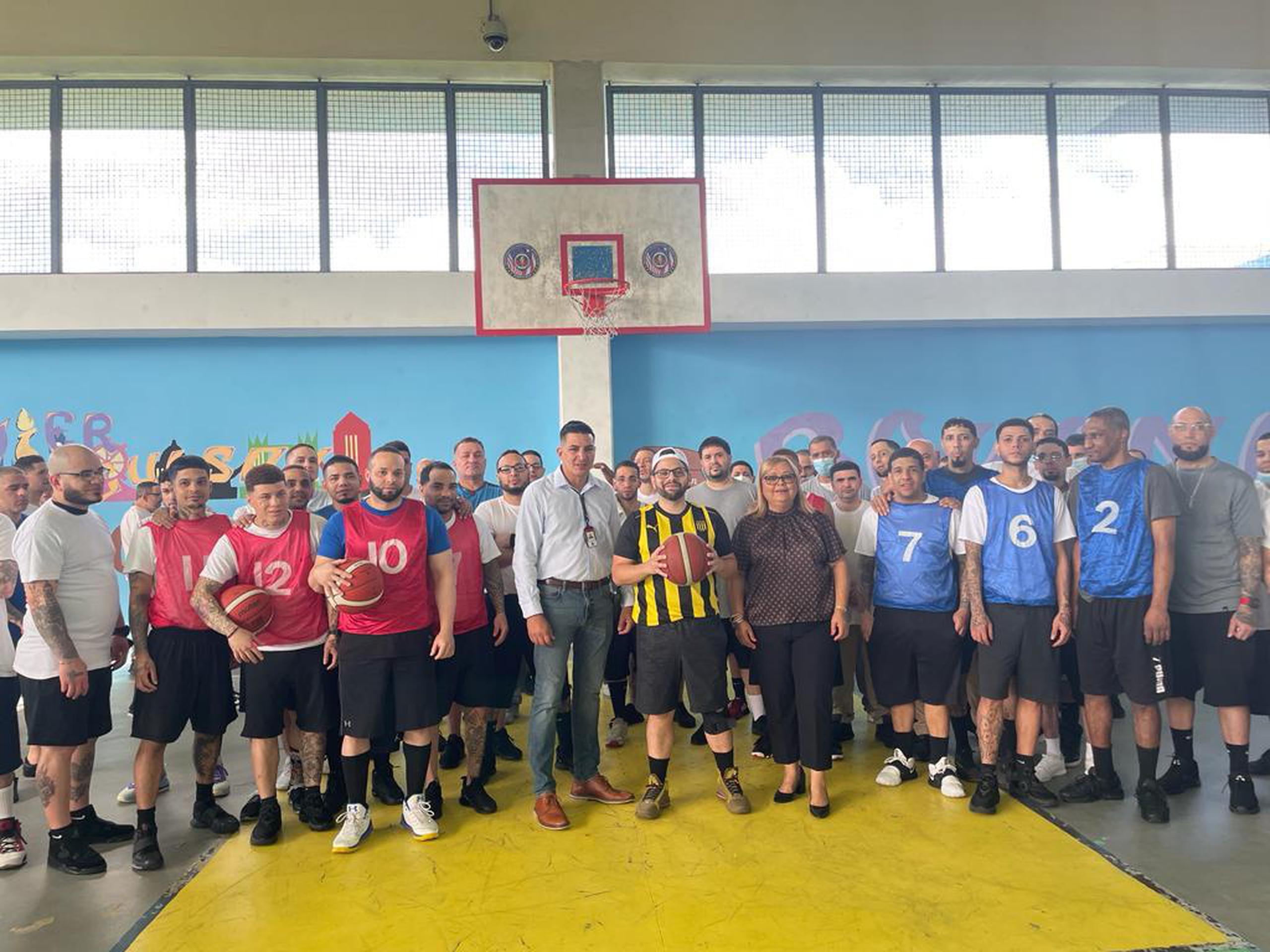 El secretario de Hacienda, Francisco Parés Alicea, comparte con los reclusos que participaron del torneo de baloncesto.