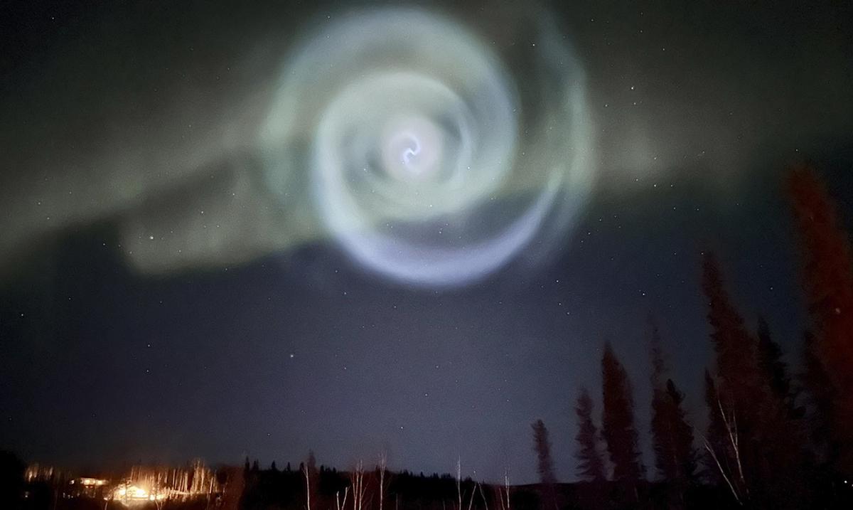 Photo of Un inusual remolino azul aparece entre las auroras boreales en Alaska