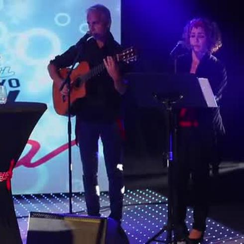Melina León regala a su fanáticos su música en concierto íntimo