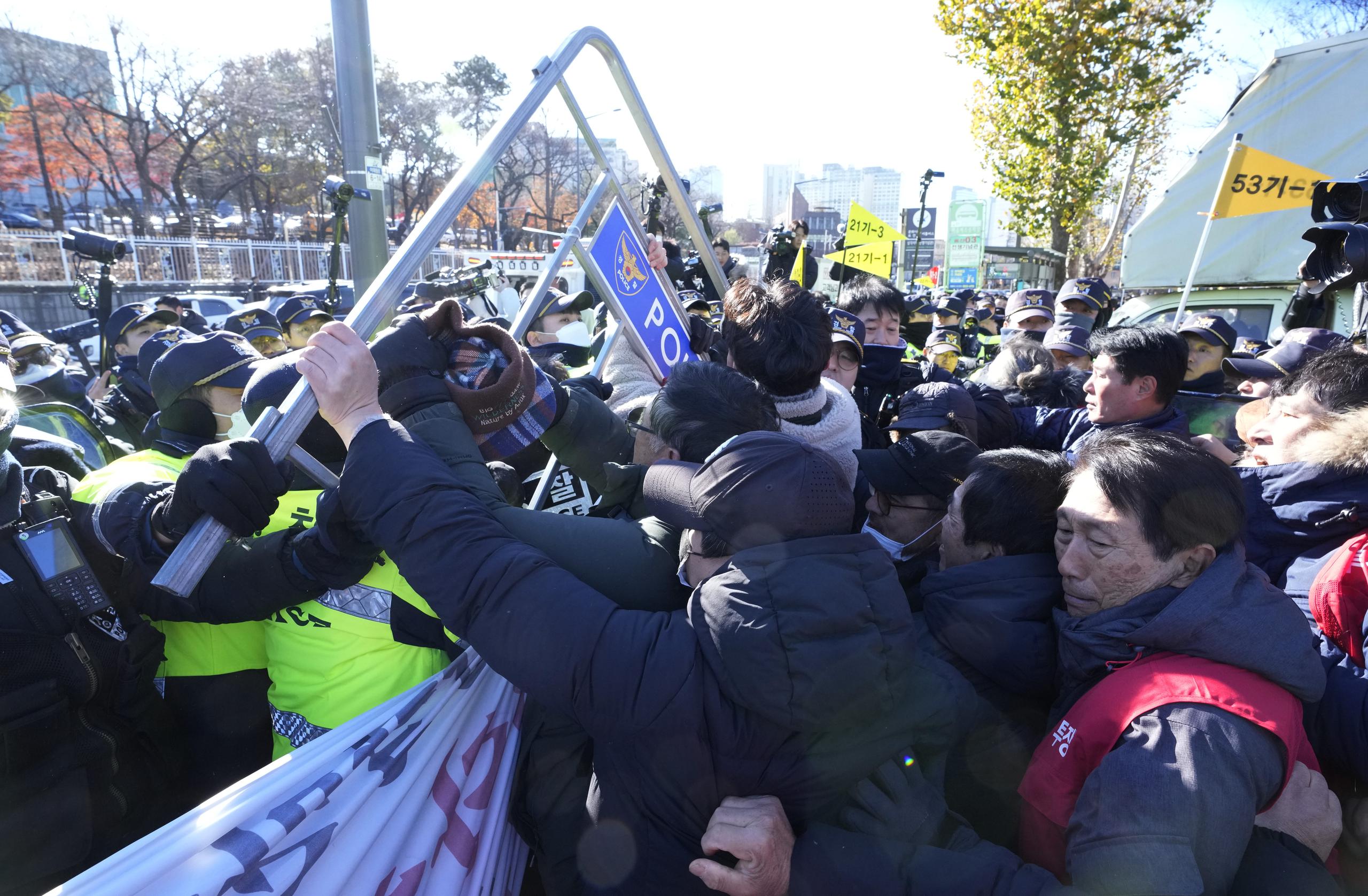 Unas 200 personas participaron de la protesta, durante la que hubo enfrentamientos con la policía coreana.
