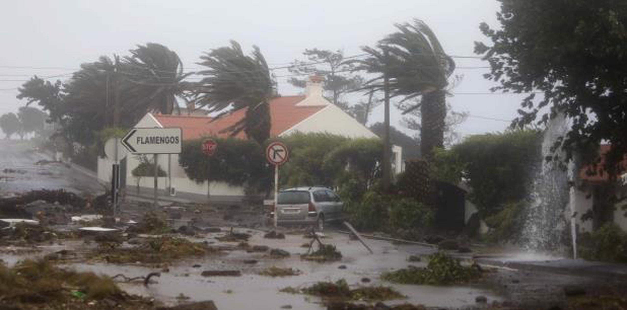 Escombros en una carretera en el pueblo costero de Feteira, en la isla portuguesa de Faial. (AP / Joao Henriques)