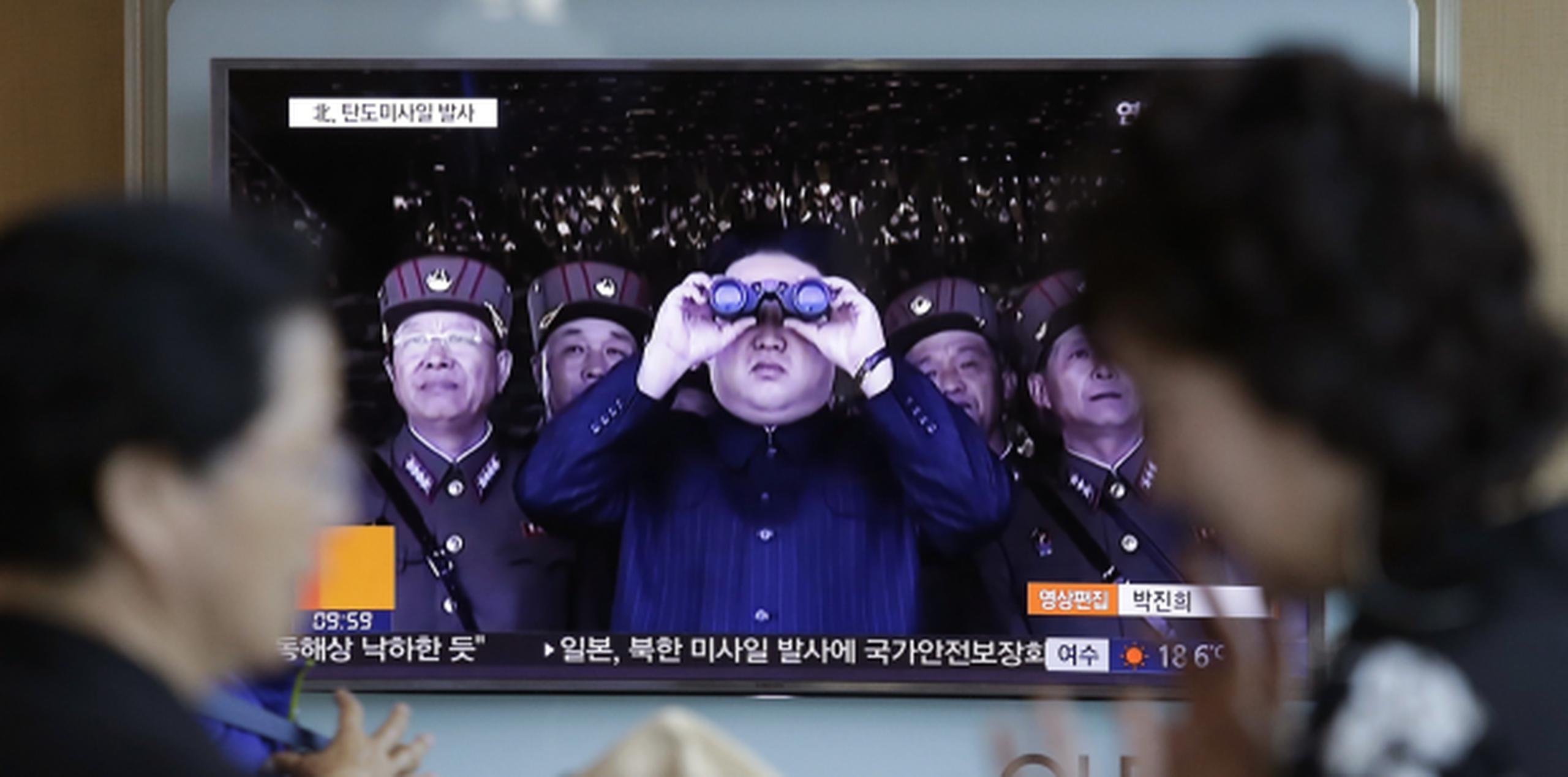 El líder norcoreano ya supervisó en abril de 2016 las pruebas de un sistema antiaéreo guiado. (AP)