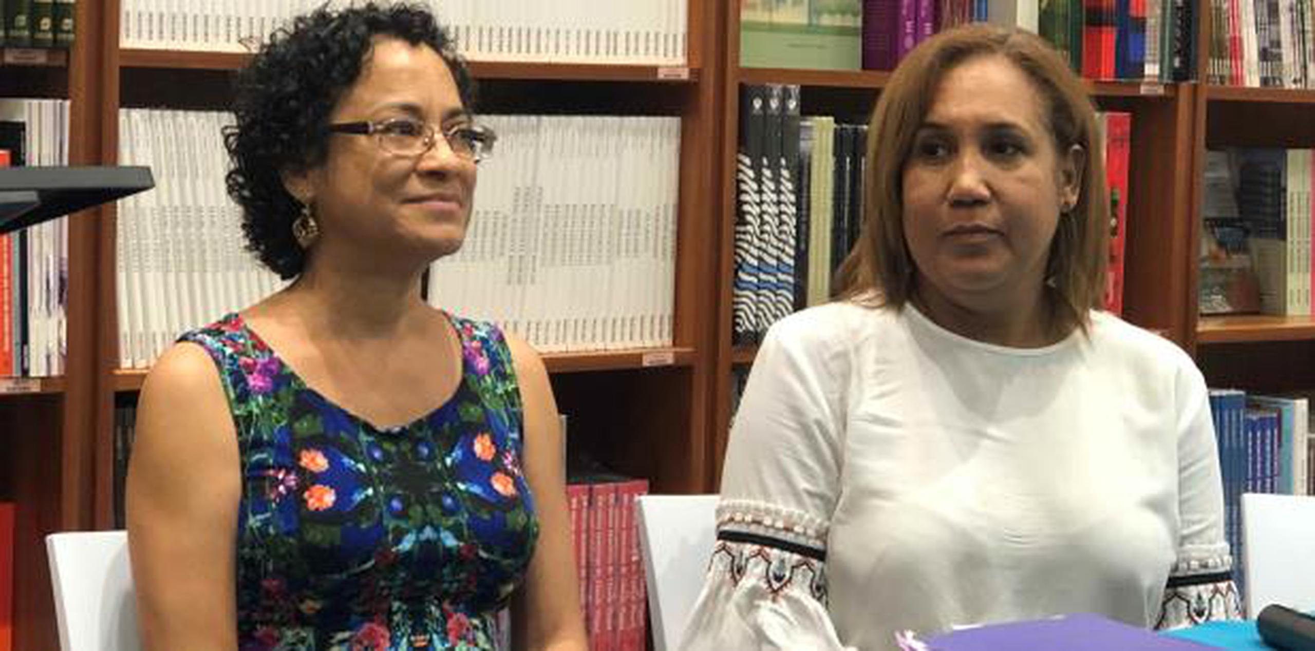 La profesora Marta Jiménez, a la derecha, destacó el suspenso y el humor de los 13 cuentos de Maite Ramos Ortiz recogidos en el libro.  (Suministrada)