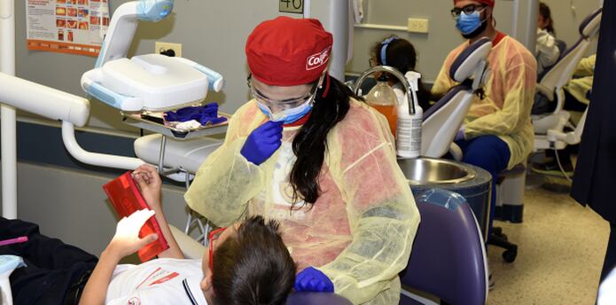 Escuela De Medicina Dental Regala Sonrisas A Ninos Y Jovenes Primera Hora