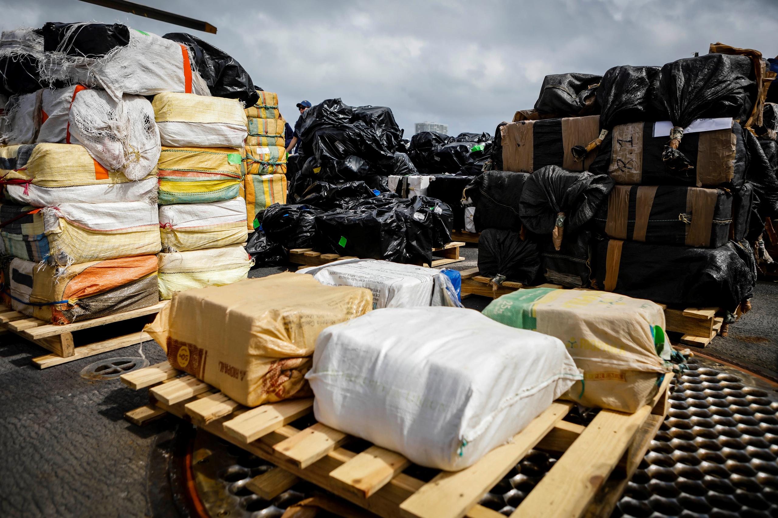 Fardos de un cargamento de 30 toneladas métricas de cocaína y marihuana incautado por la Guardia Costera de Estados Unidos. (EFE/Eva Marie Uzgategui)