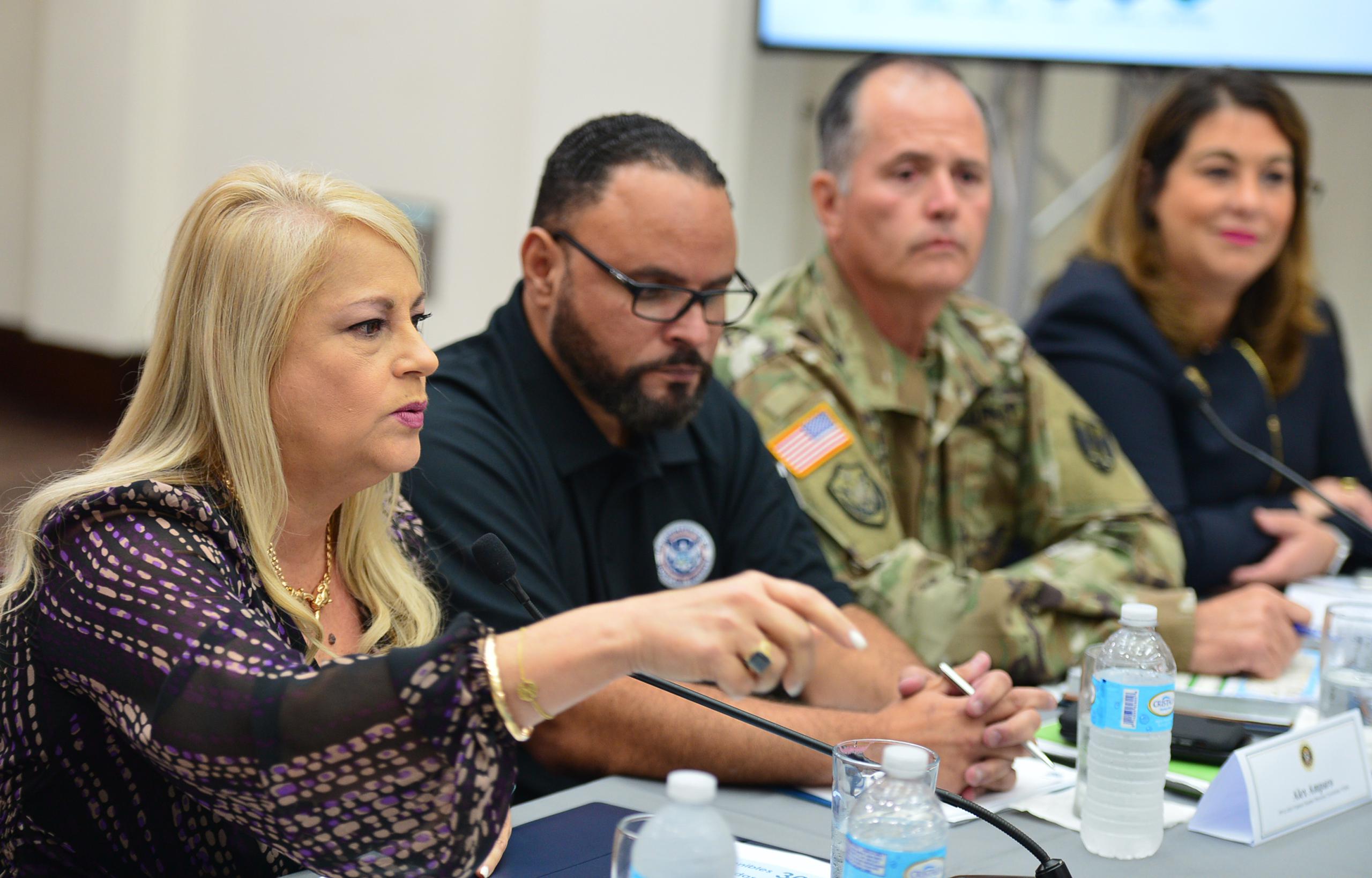 La gobernadora Wanda Vázquez, junto a personal de FEMA y la Guardia Nacional, entre otros funcionarios, informó los detalles en una conferencia de prensa.