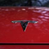 Tesla busca reducir costos de nuevos autos a la mitad
