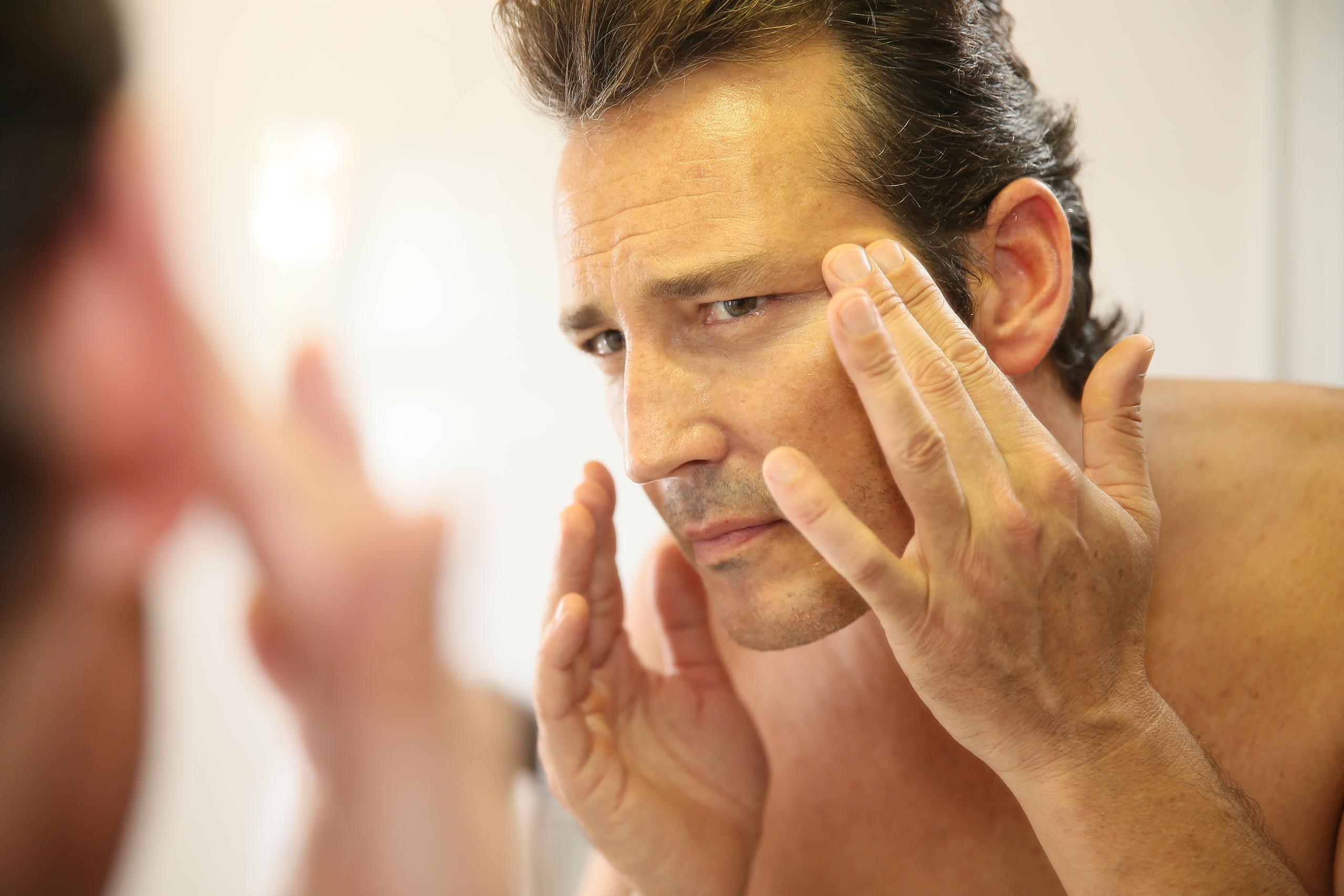 Se recomienda aplicar en la mañana y noche una crema facial hidratante, adecuada para tu tipo de piel y evitar esa sensación de tirantez o sequedad. (Shutterstock)