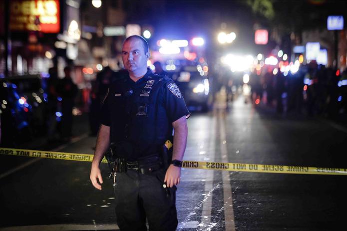 Un agente de la policía hace guardia delante de una zona acordonada en el barrio de Brooklyn tras un incidente con varios heridos, en Nueva York. (AP)