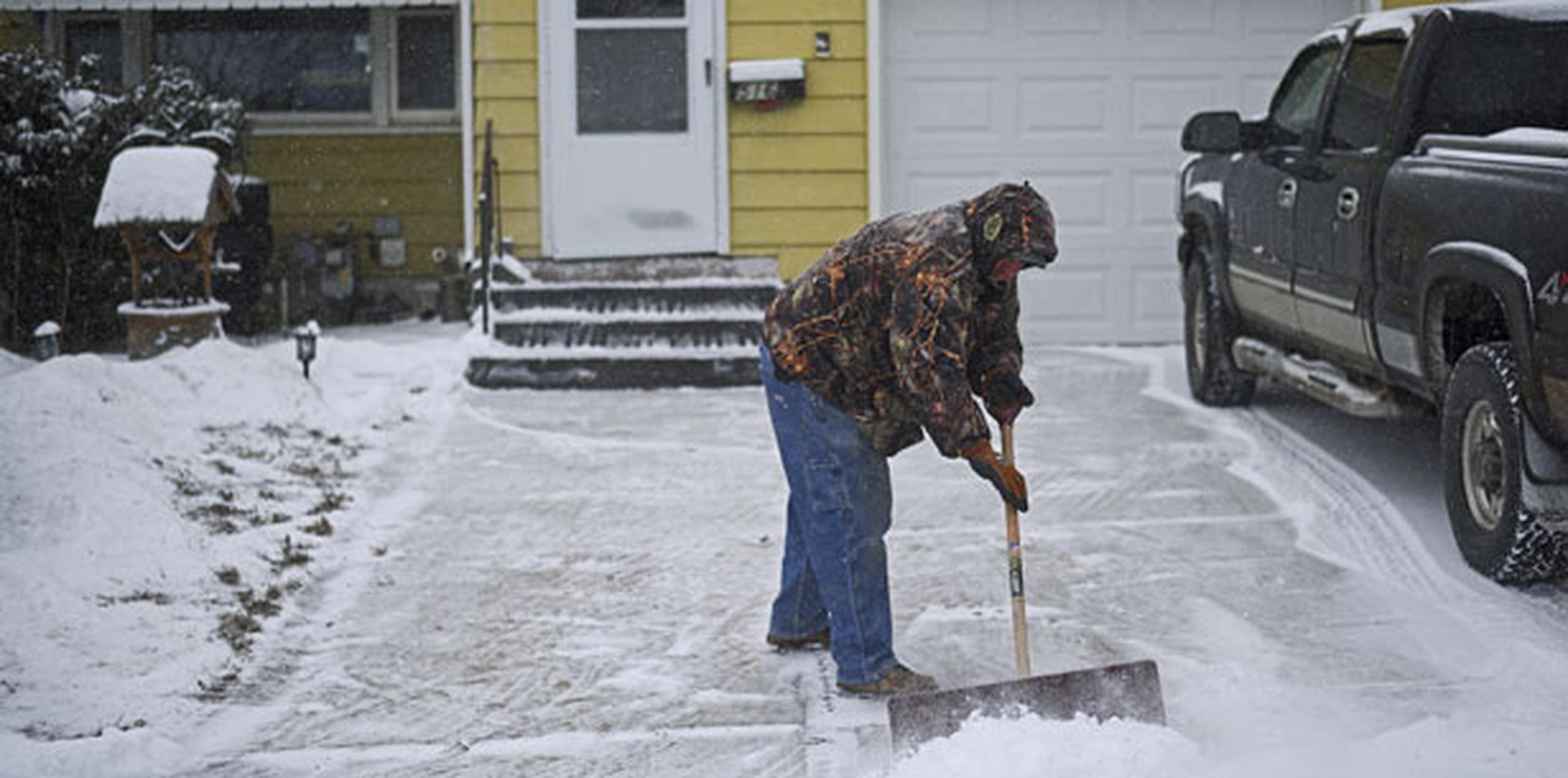 Los residentes de Colorado debieron usar sus palas para retirar la nieve acumulada después de que cayeron hasta 16 pulgadas en todo el estado el sábado. (AP)