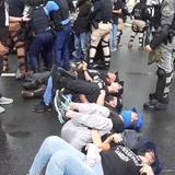 Agentes arrestan a once manifestantes que bloquearon tránsito en la Milla de Oro