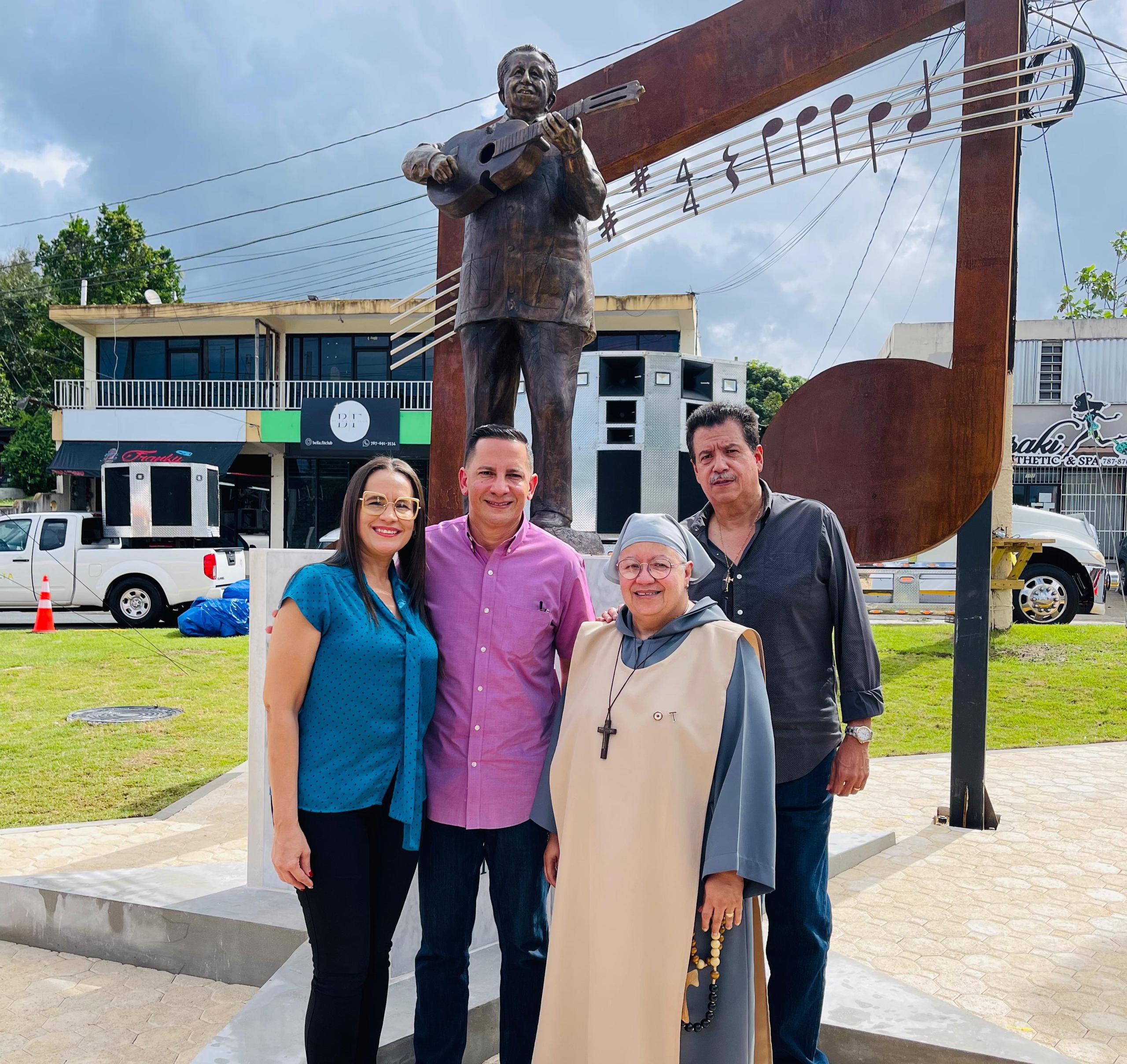 Los hijos del cuatrista, Carmen y Edwin Rivera (en la foto junto a Clemente Agosto y la primera dama de Toa Alta) estuvieron presentes durante la develación del monumento.