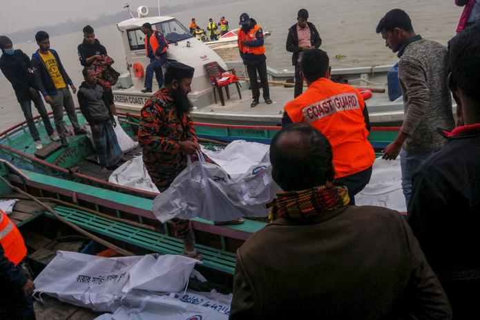 Los rescatistas recuperaron 37 cuerpos del río y dos personas murieron por sus heridas camino del hospital. EFE/EPA/STR