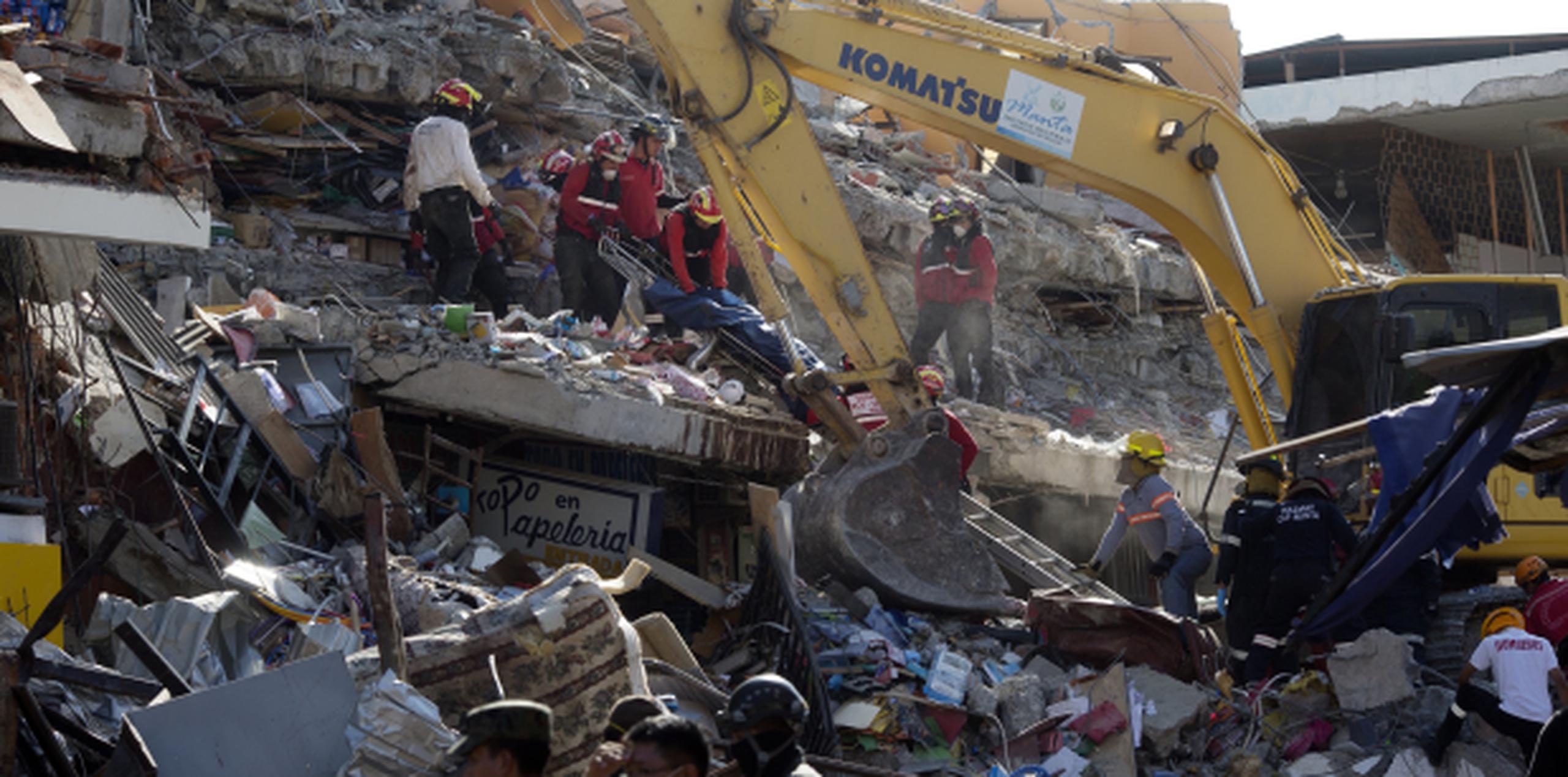 Equipos de rescate recuperan un cuerpo de entre los escombros de un edificio derrumbado por el sismo en Manta, Ecuador. (AP / Rodrigo Abd)