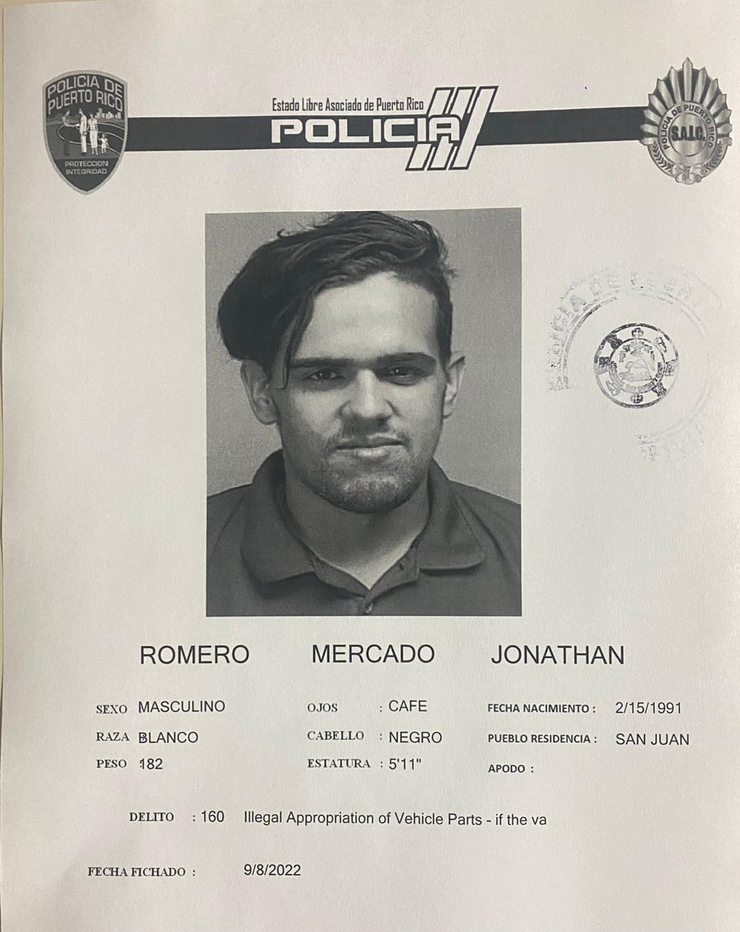 Jonathan Romero Mercado fue sorprendido por policías mientras hurtaba un catalítico en un centro comercial.