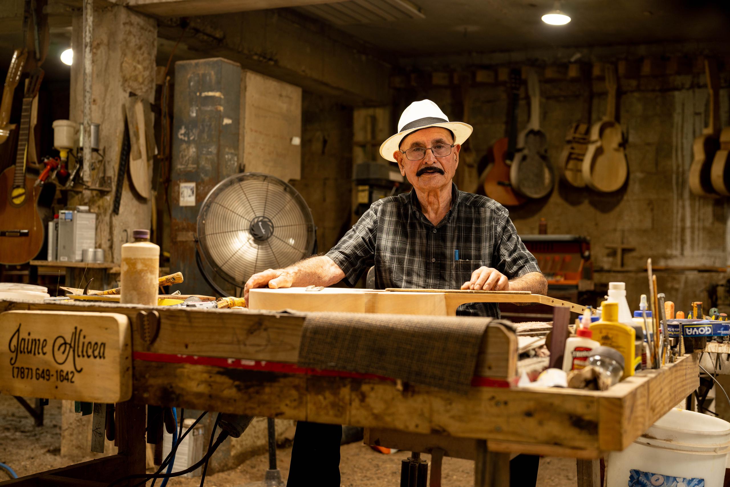 Don Jaime mercadea sus instrumentos bajo la marca "Serie Dorada".
