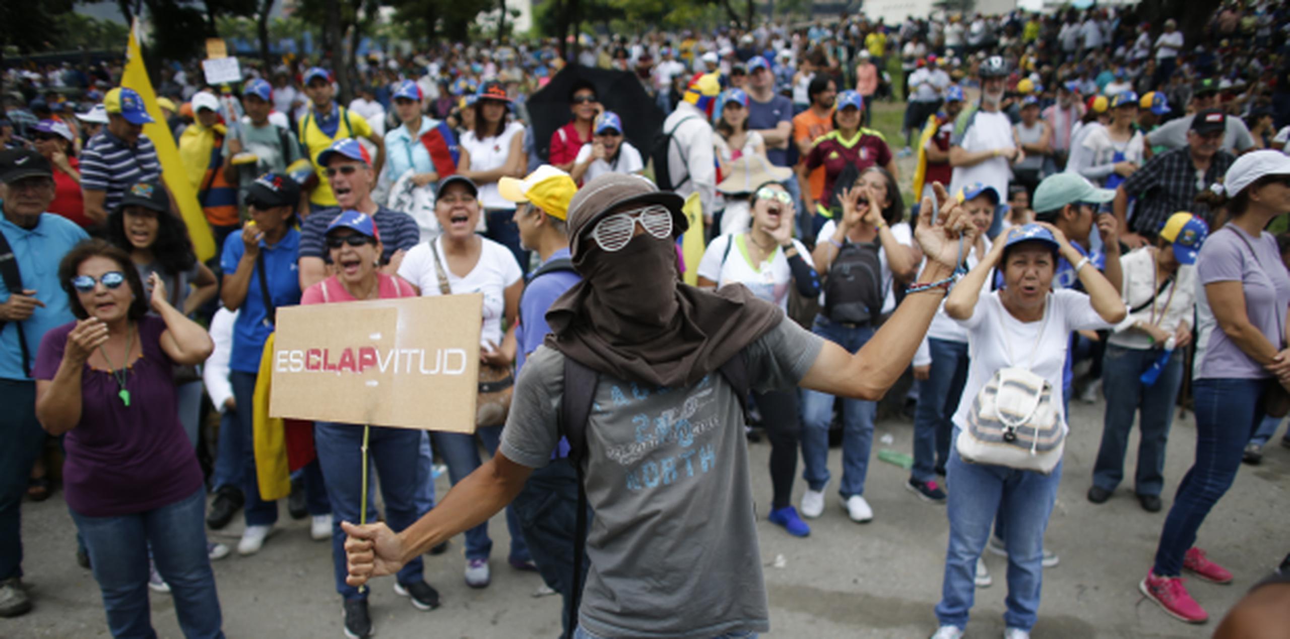 Miles de personas se lanzaron el sábado nuevamente a las calles a protestar contra el gobierno de Nicolás Maduro. (AP/Ariana Cubillos)
