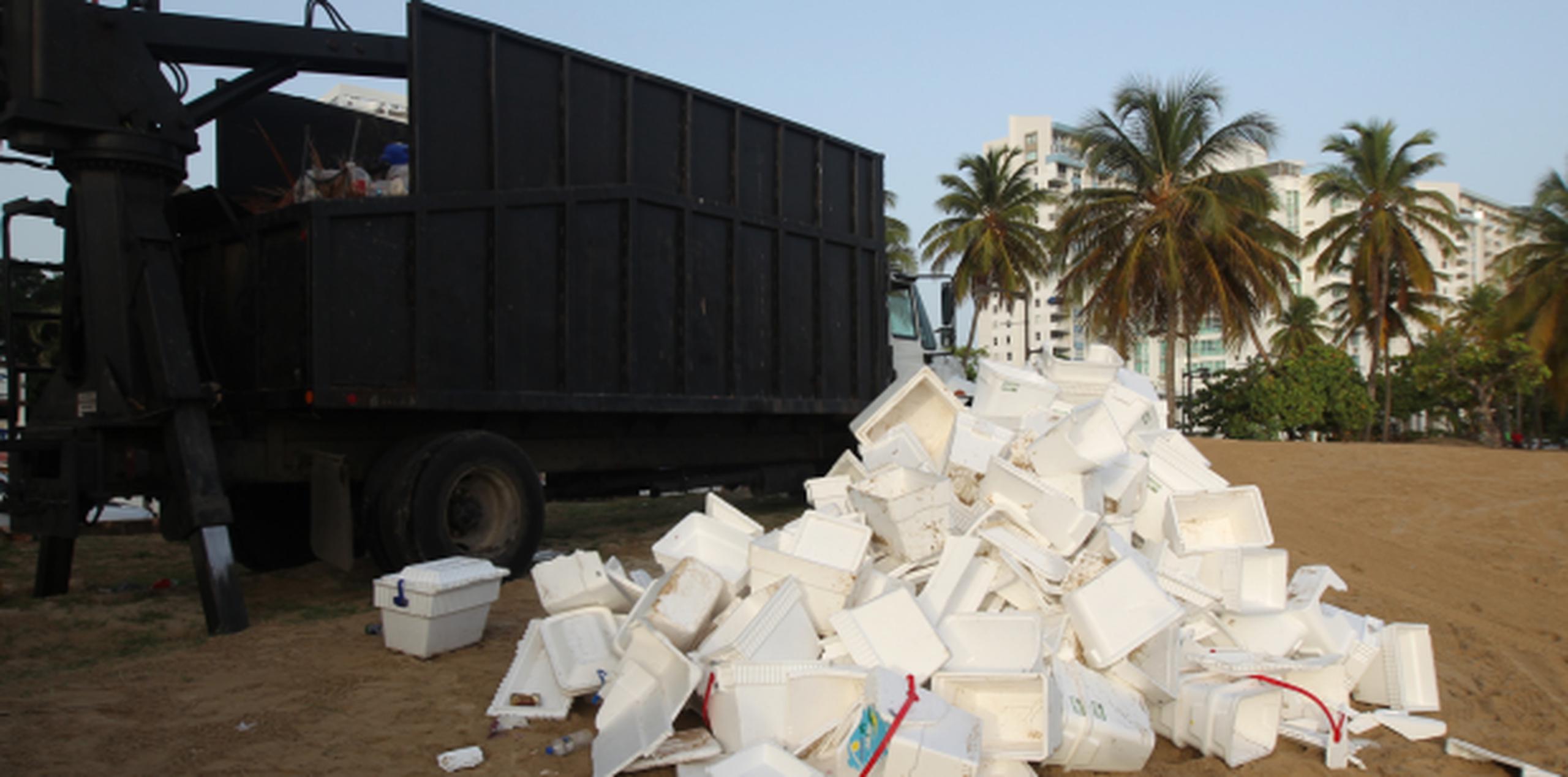 En la playa El Alambique hoy se podía ver una montaña de neveras plásticas abandonadas y el camión repleto de la basura de anoche. (alex.figueroa@gfrmedia.com)