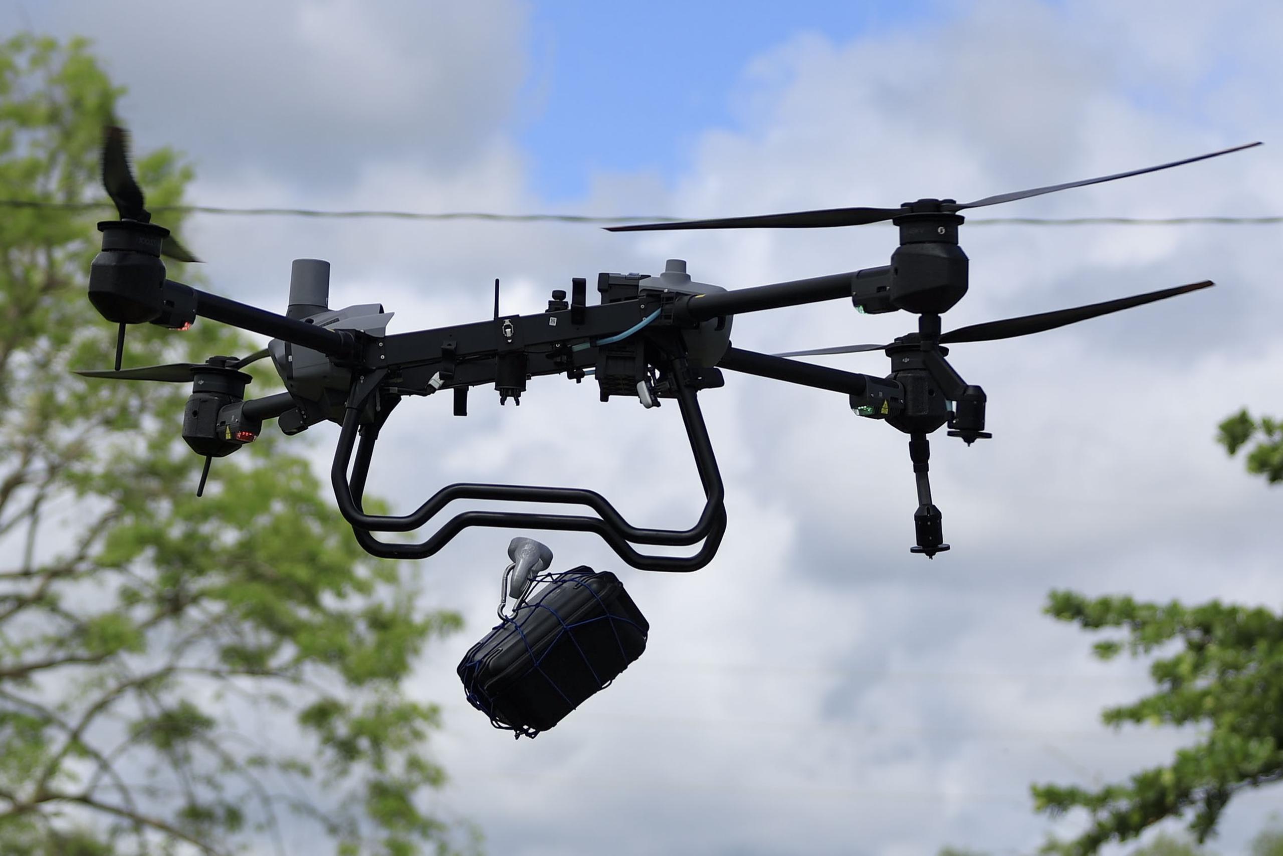 En regiones de estados como Michoacán,  los delincuentes utilizan drones para labores de halconeo, pero también los modifican para el uso explosivos en contra de la población civil y elementos de corporaciones policíacas y militares.