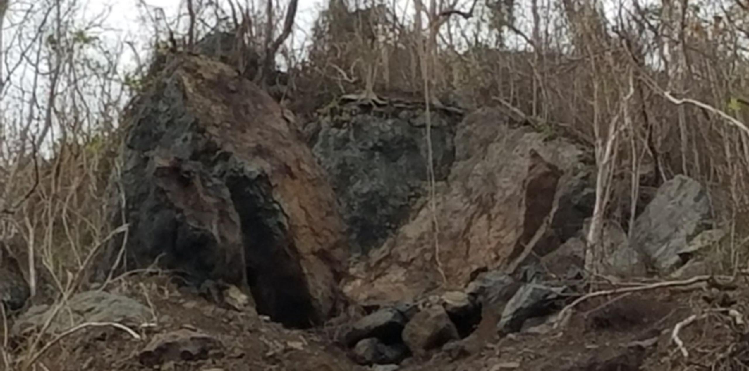 Primera Hora realizó un recorrido por el área junto para observar la piedra que queda justo al lado de una quebrada.  (teresa.canino@gfrmedia.com)