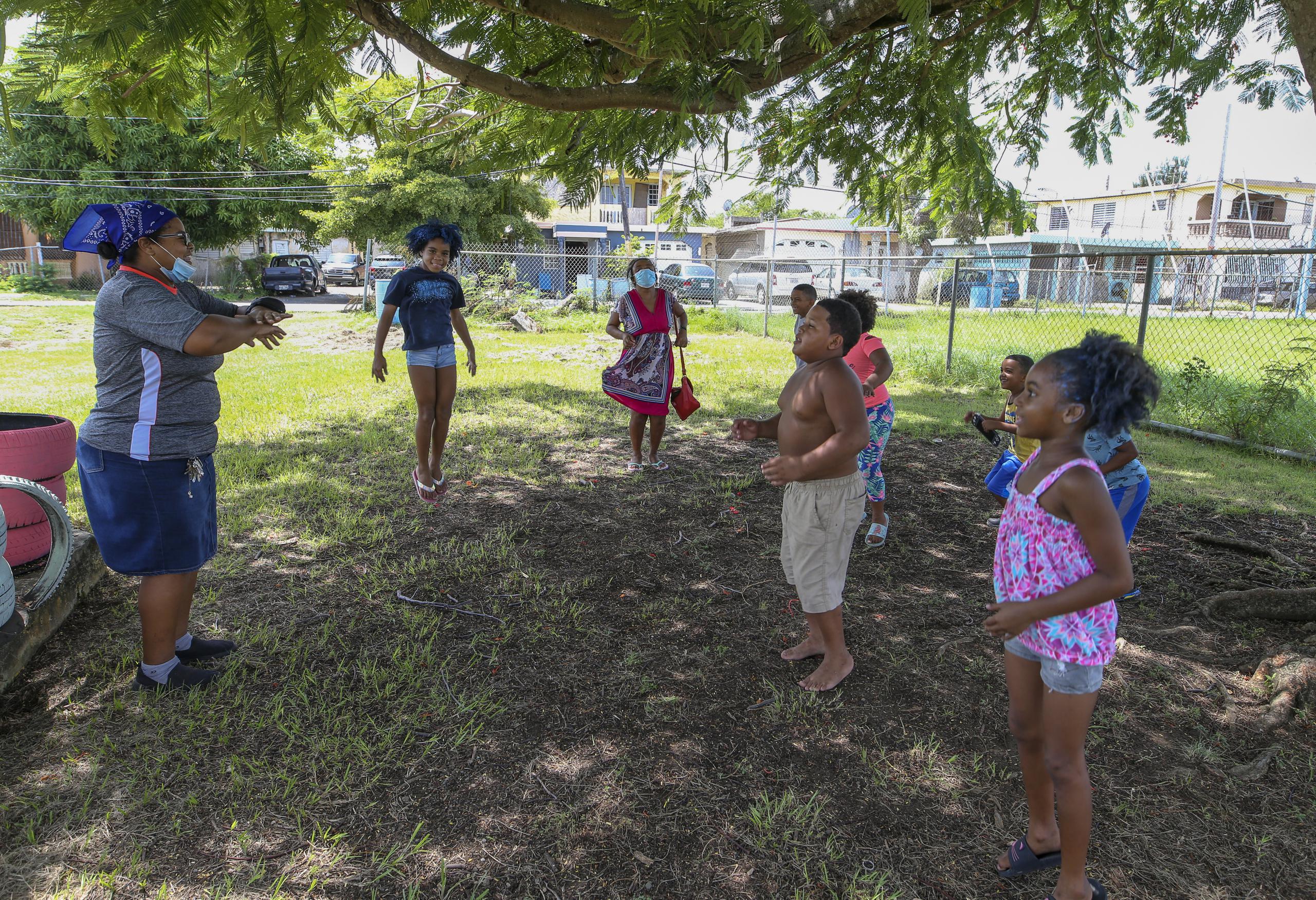 La Junta Comunitaria del Barrio Tocones, en Loíza, se las arregla para, siempre que haya buen clima, impartir clases debajo de un enorme árbol.
