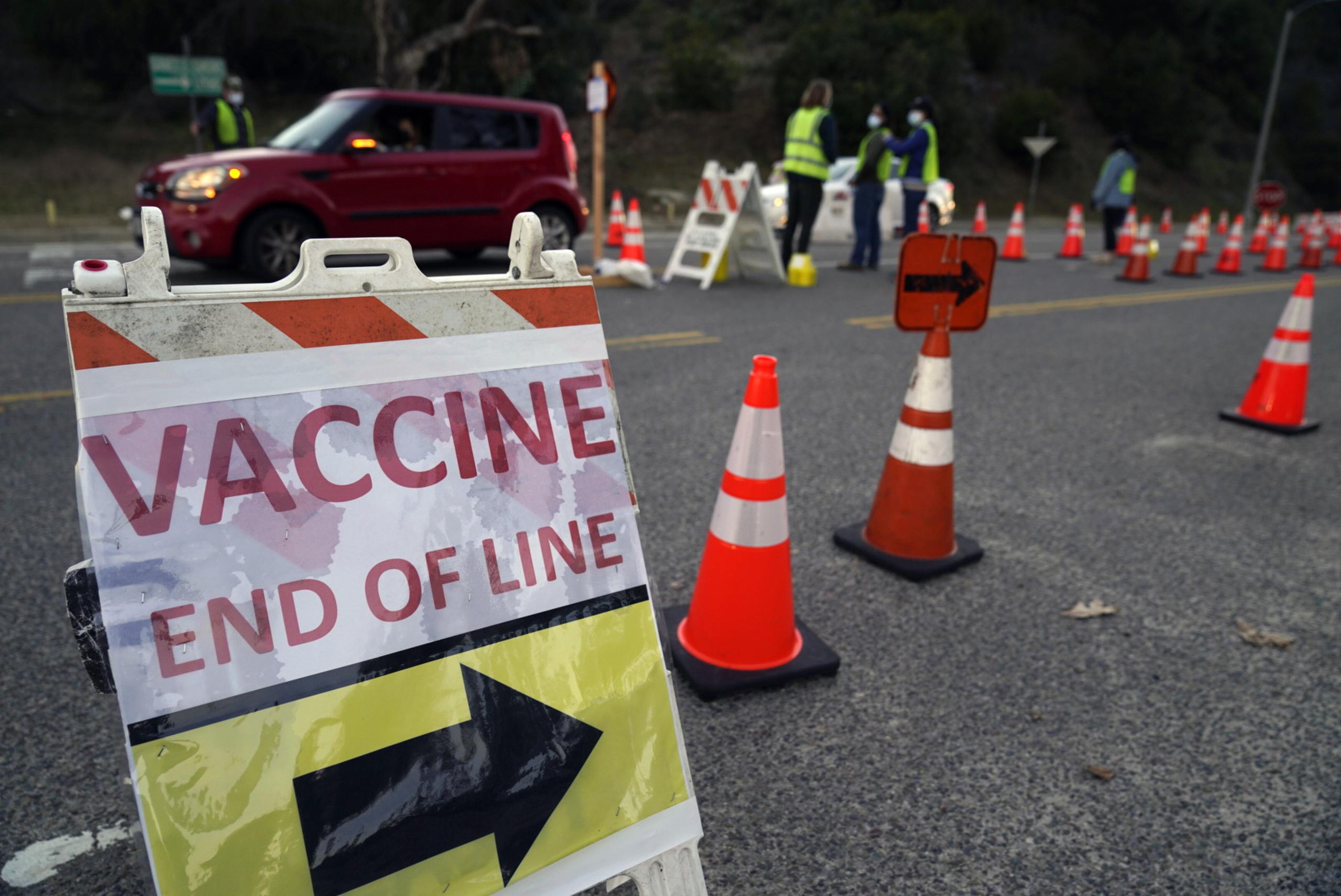 Conductores con cita ingresan en el megacentro de vacunación contra el COVID-19 instalado en el estacionamiento del Dodger Stadium en Los Ángeles.