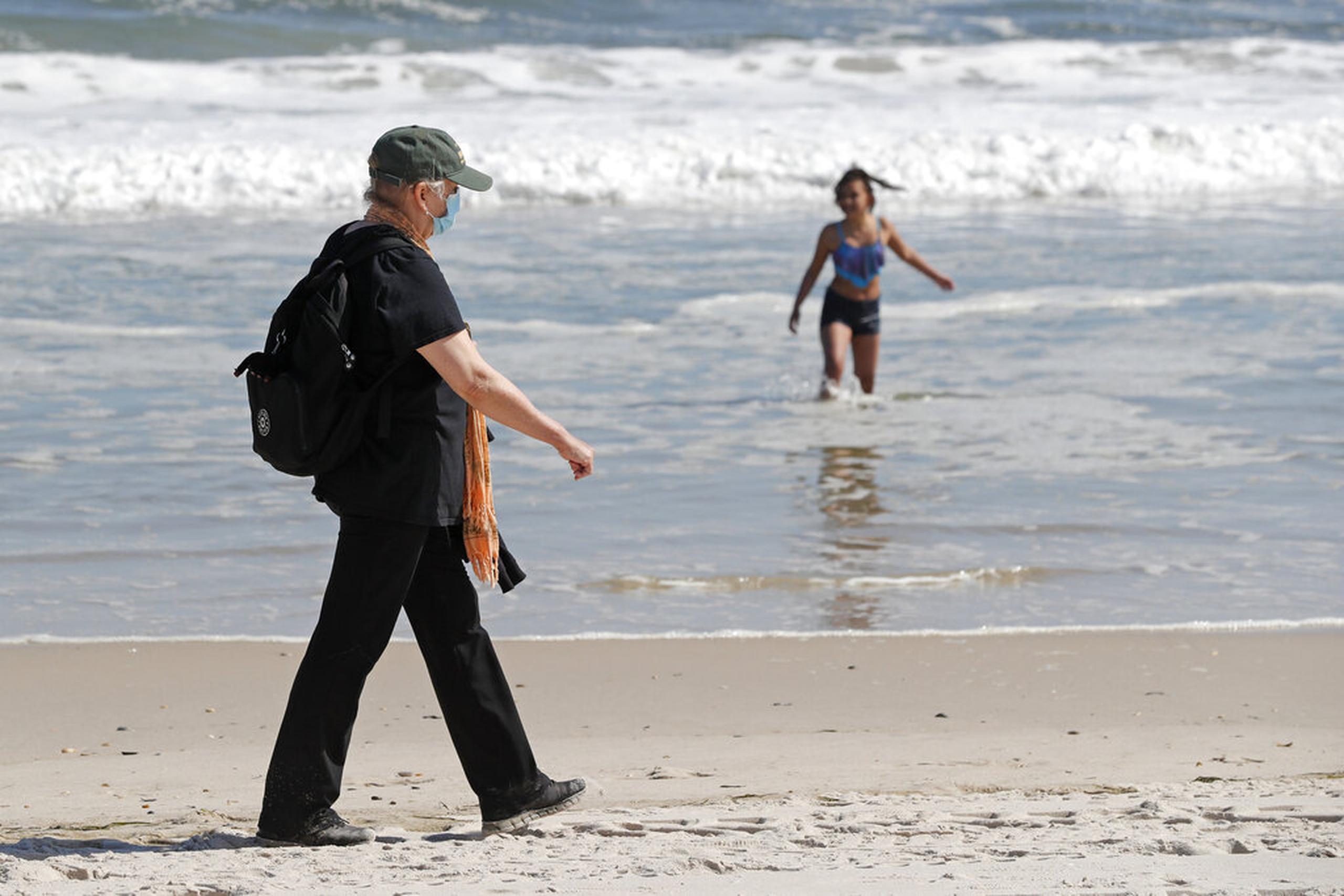 Los neoyorquinos pueden dirigirse a las playas este fin de semana, aunque tendrán que usar mascarillas.