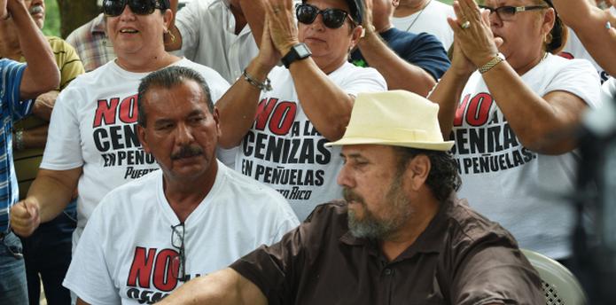 Jimmy Borrero y José “Paquito” Sáez del Campamento contra las cenizas de carbón en Penuelas. (Archivo)