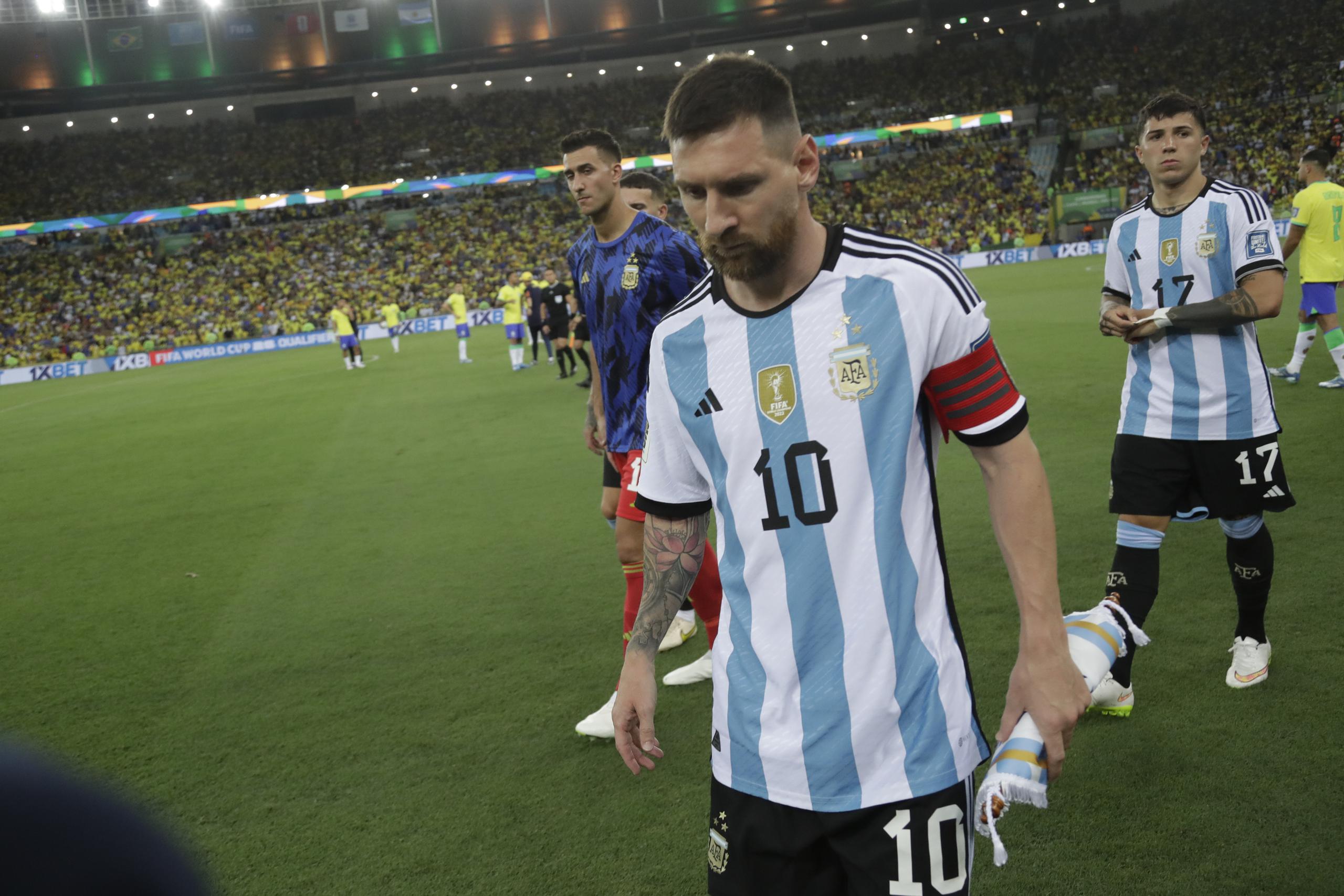 Tras el incidente, el capitán argentino, Lionel Messi, ordenó a los demás jugadores de la Albiceleste a abondar el campo.