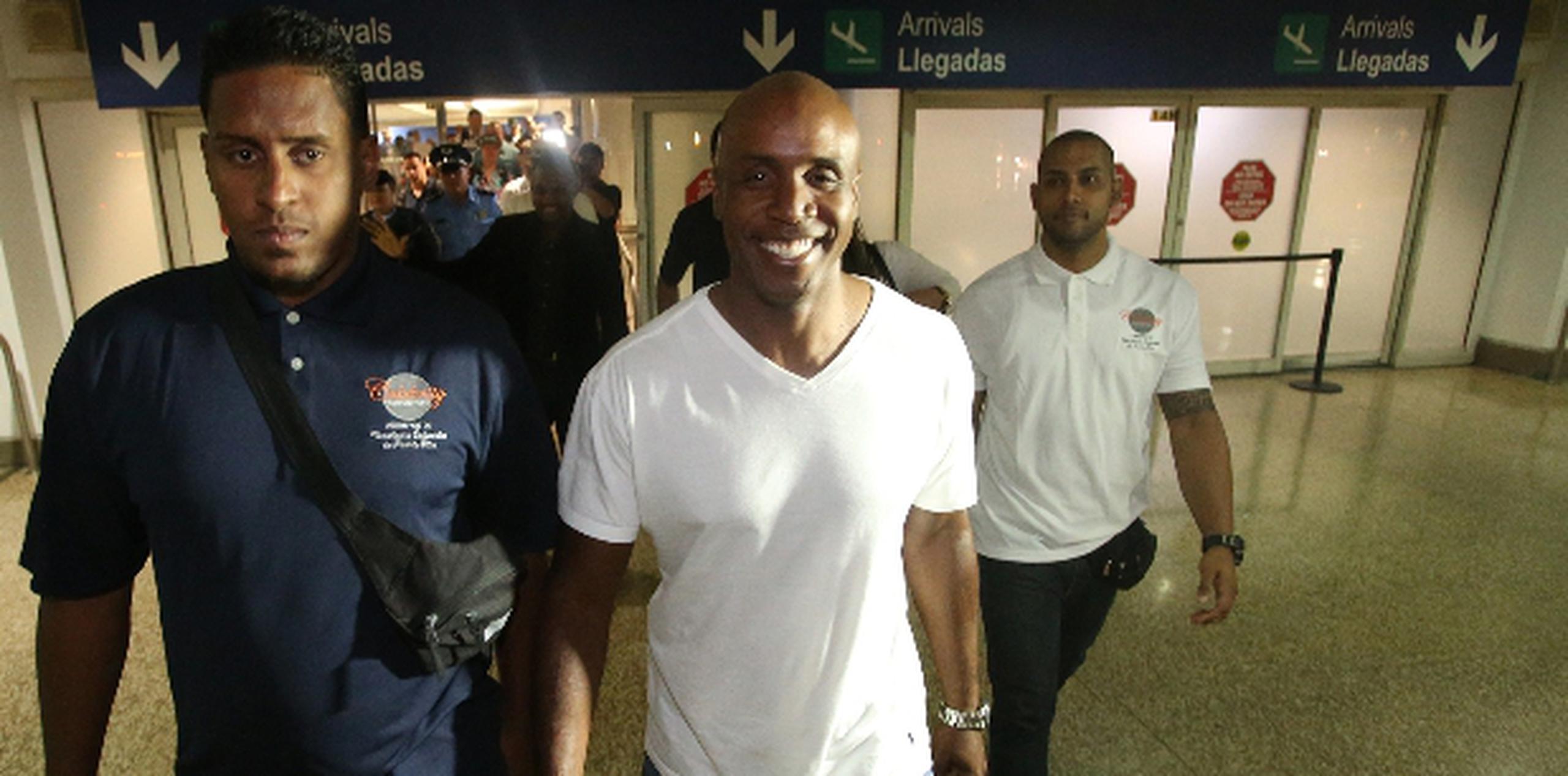 Barry Bonds era todo sonrisas cuando arribó a Puerto Rico y fue recibido por Félix “Tito” Trinidad (al fondo). lino.prieto@gfrmedia.com