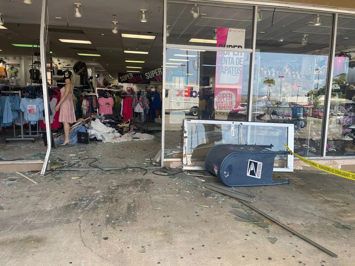 Una conductora, que sufrió un percance de salud, chocó con las puertas de cristal de la tienda de ropa Marianne del Bayamón Oeste Shopping Center y atropelló a una clienta, tras desmayarse.