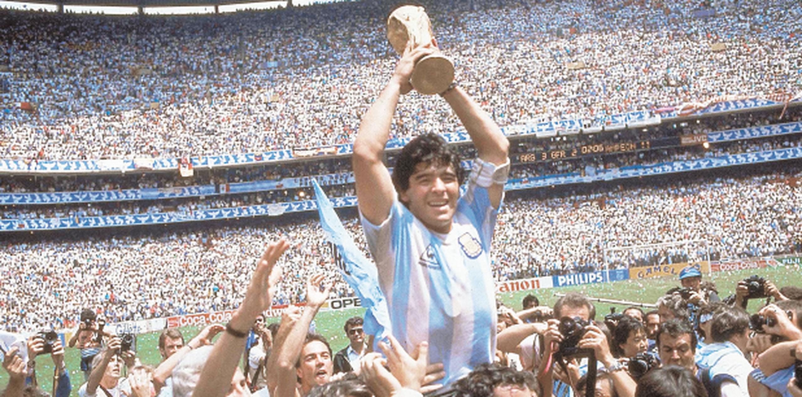 Diego Armando Maradona celebrando la conquista de la Copa Mundial en México 1986. (Archivo)