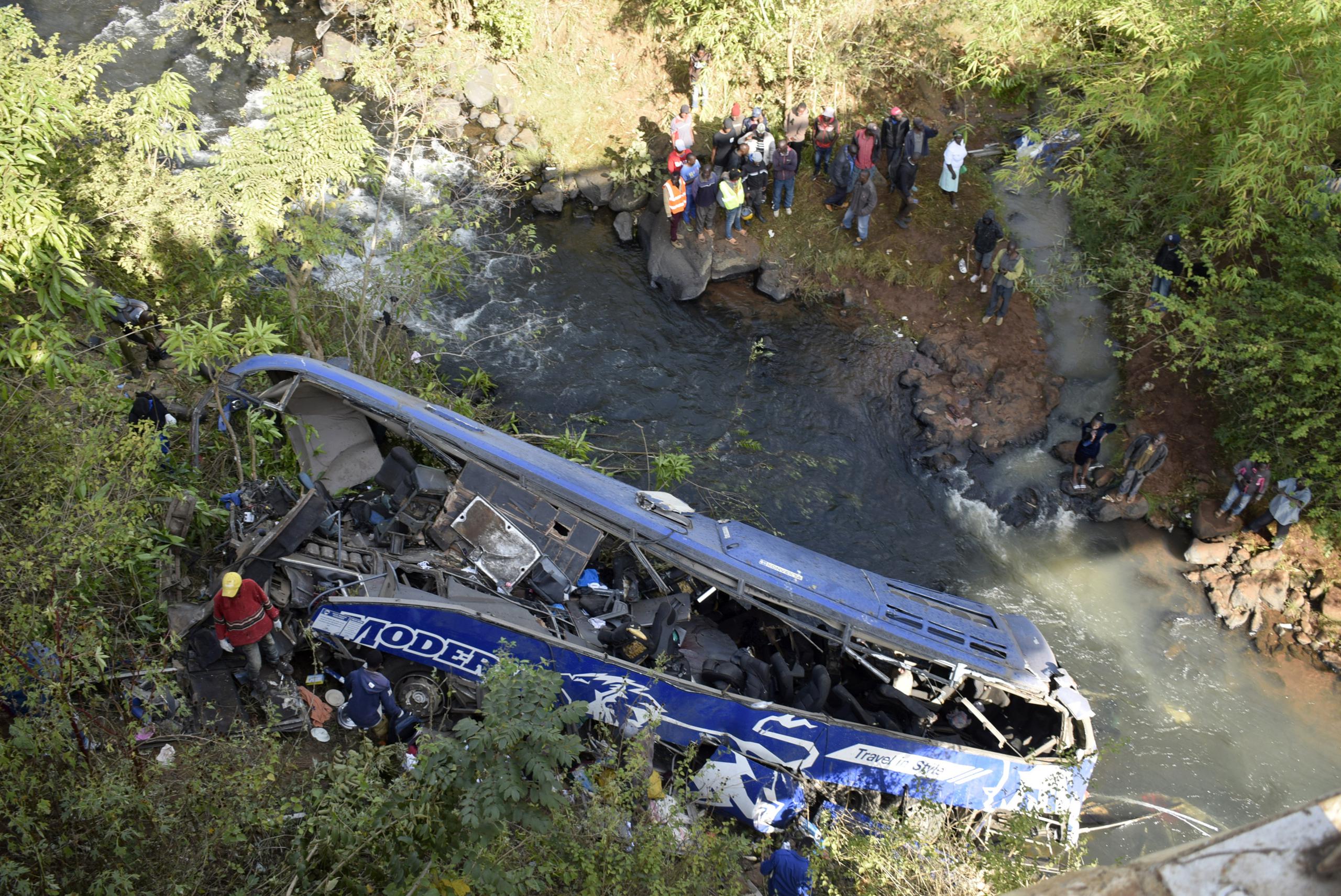 El vehículo “debió sufrir algún tipo de falla de frenos, porque viajaba a una velocidad muy alta cuando ocurrió el accidente”, dijo un Rono Bunei, de la policía.